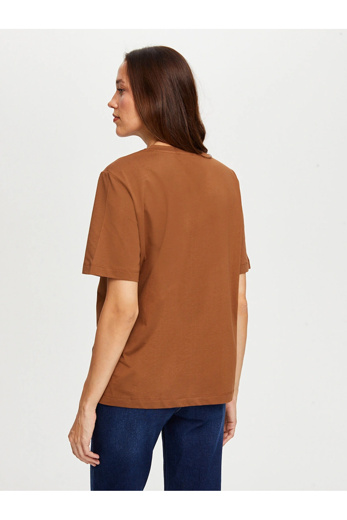 Faik Sönmez Kadın Süet Cep Ve Trok Detaylı Yuvarlak Yaka Kahverengi T-Shirt UW26TSH085