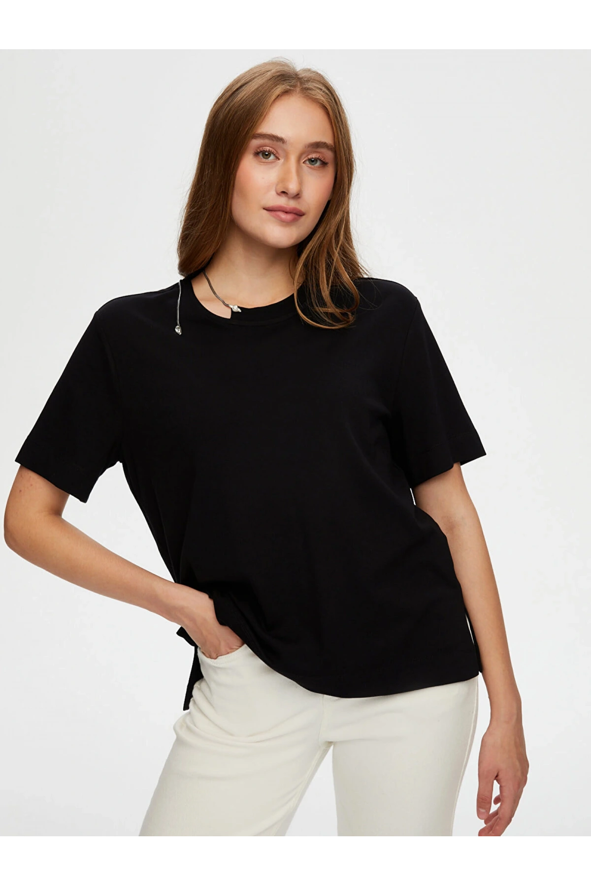 Faik Sönmez Kadın Yakası Zincir Düğme Aksesuarlı Kısa Kol Siyah T-Shirt UW26TSH087