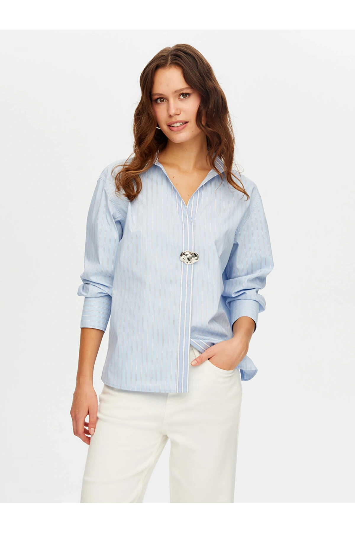 Faik Sönmez Kadın Metal Aksesuarlı Simli Çizgili Mavi Poplin Gömlek UW26GML007