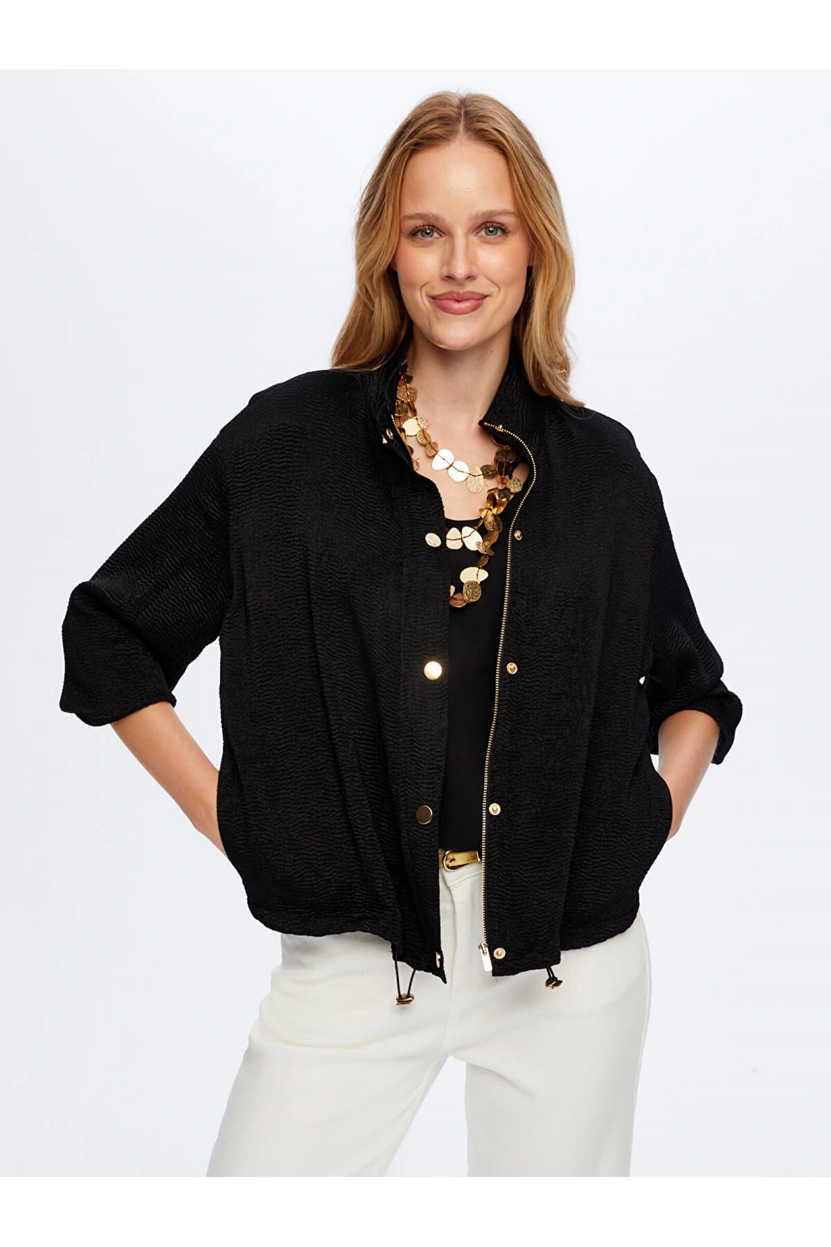 Faik Sönmez Kadın Gold Çıtçıt Detaylı Kendinden Dokulu Saten Siyah Bomber Ceket UW26BMB002