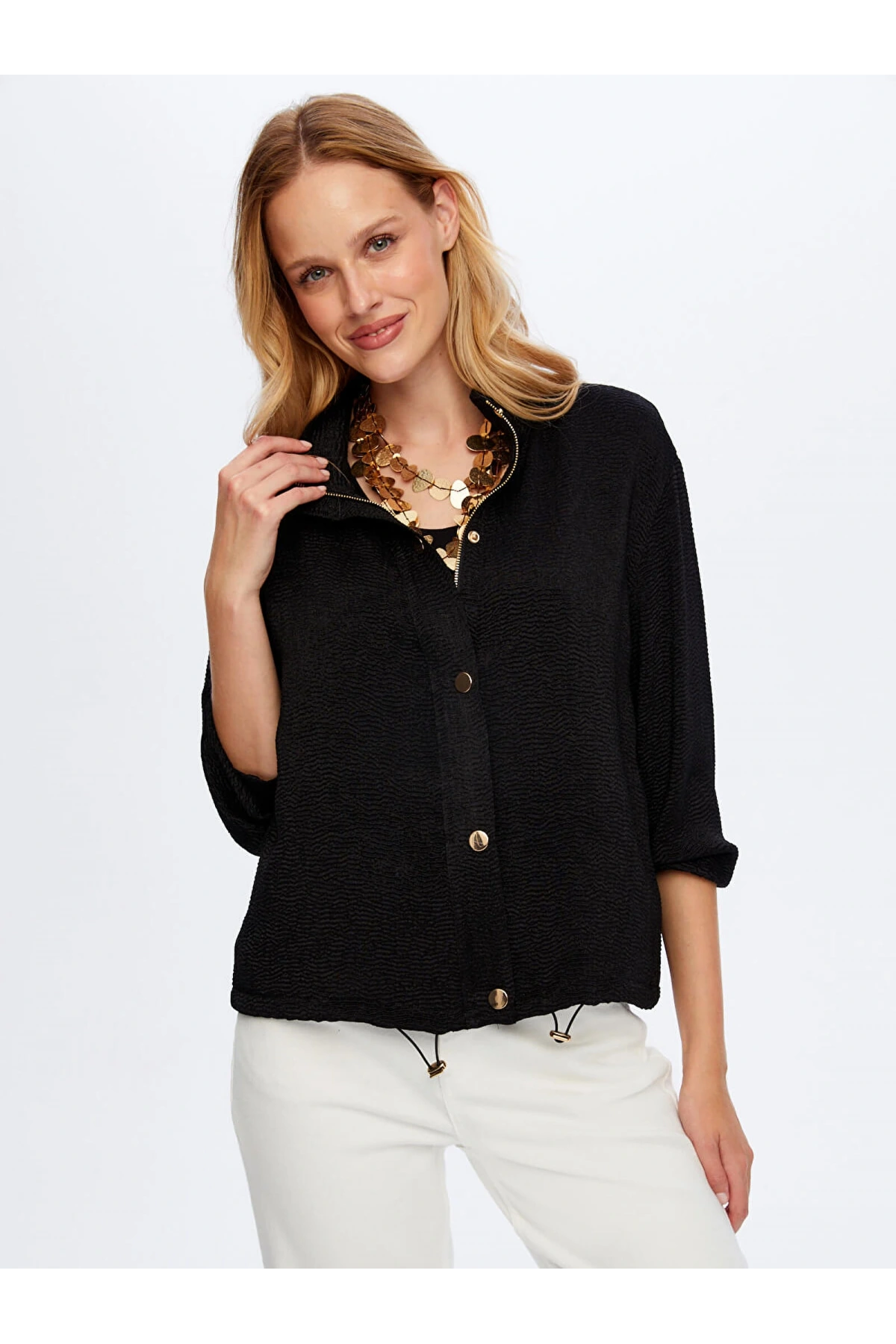 Faik Sönmez Kadın Gold Çıtçıt Detaylı Kendinden Dokulu Saten Siyah Bomber Ceket UW26BMB002