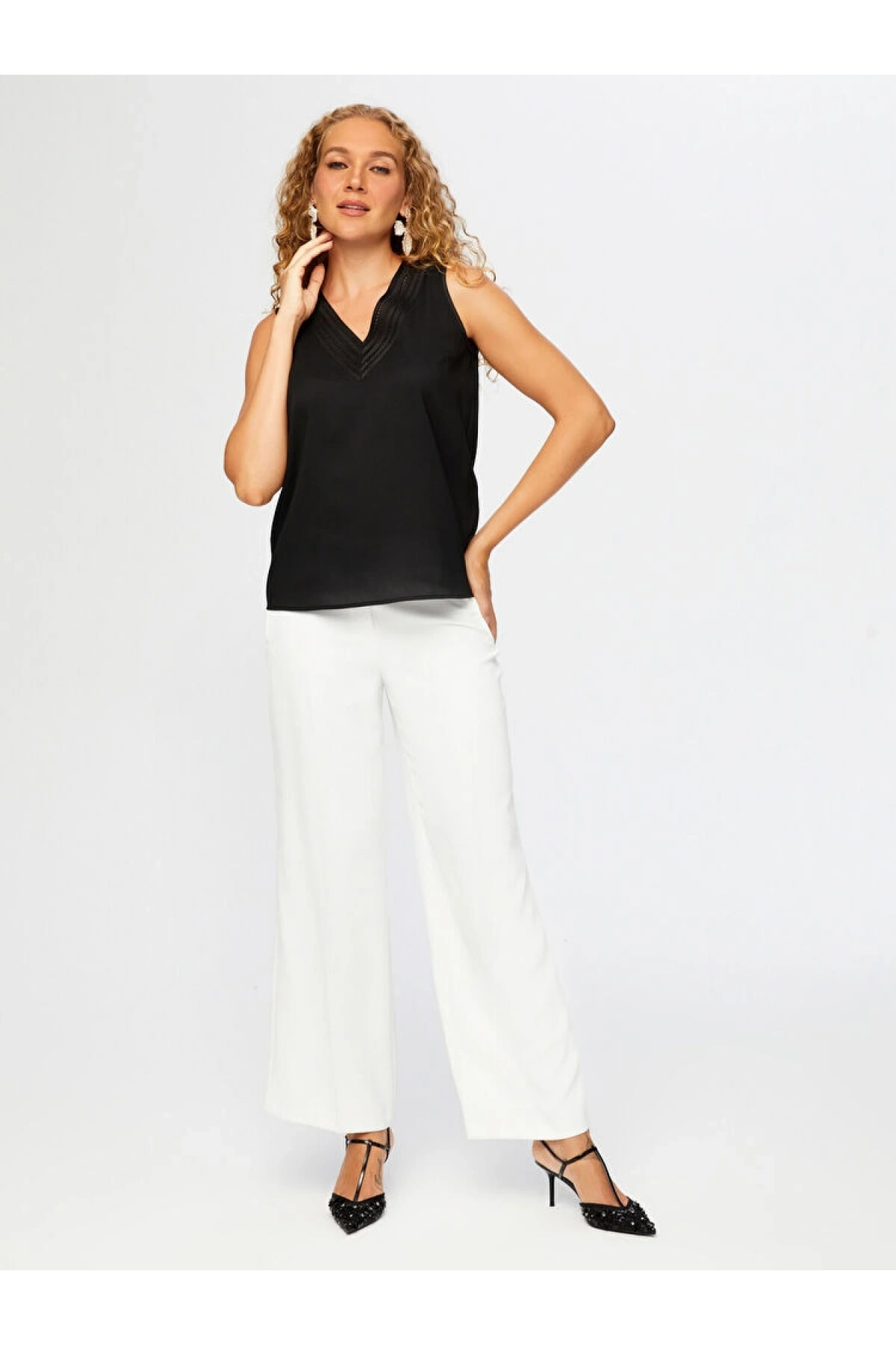 Faik Sönmez Kadın Yakası Delik İşi Nakış Detaylı Şık Siyah Atlet UW26ATL015