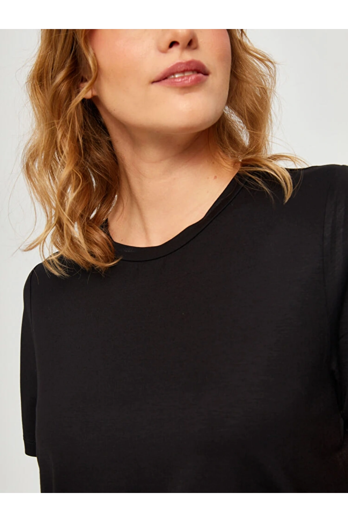 Faik Sönmez Kadın Yuvarlak Yaka Kısa Kol Siyah T-Shirt B00002