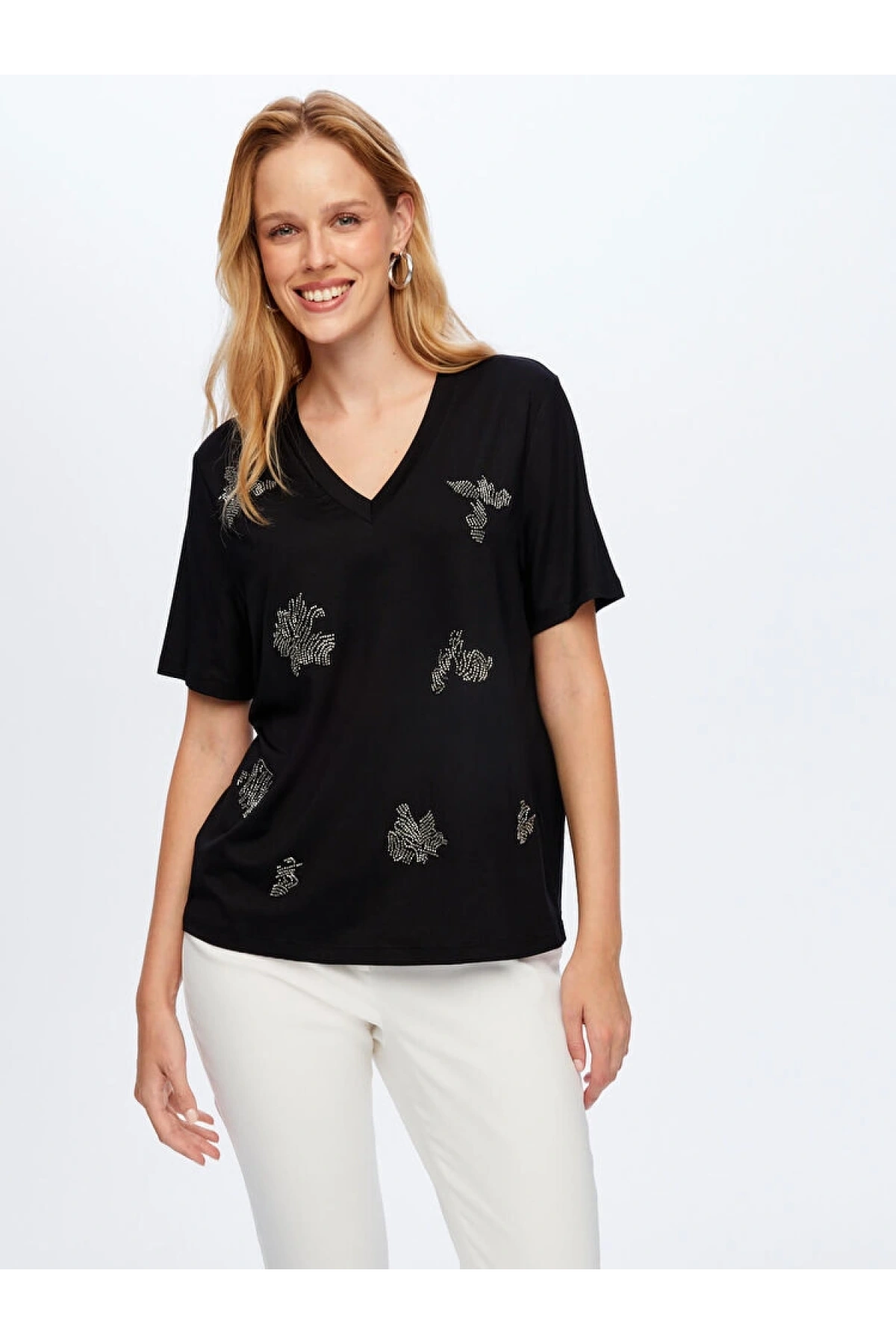 Faik Sönmez Kadın Önü Boncuk İşi Nakışlı V Yaka Siyah T-Shirt UW26TSH059