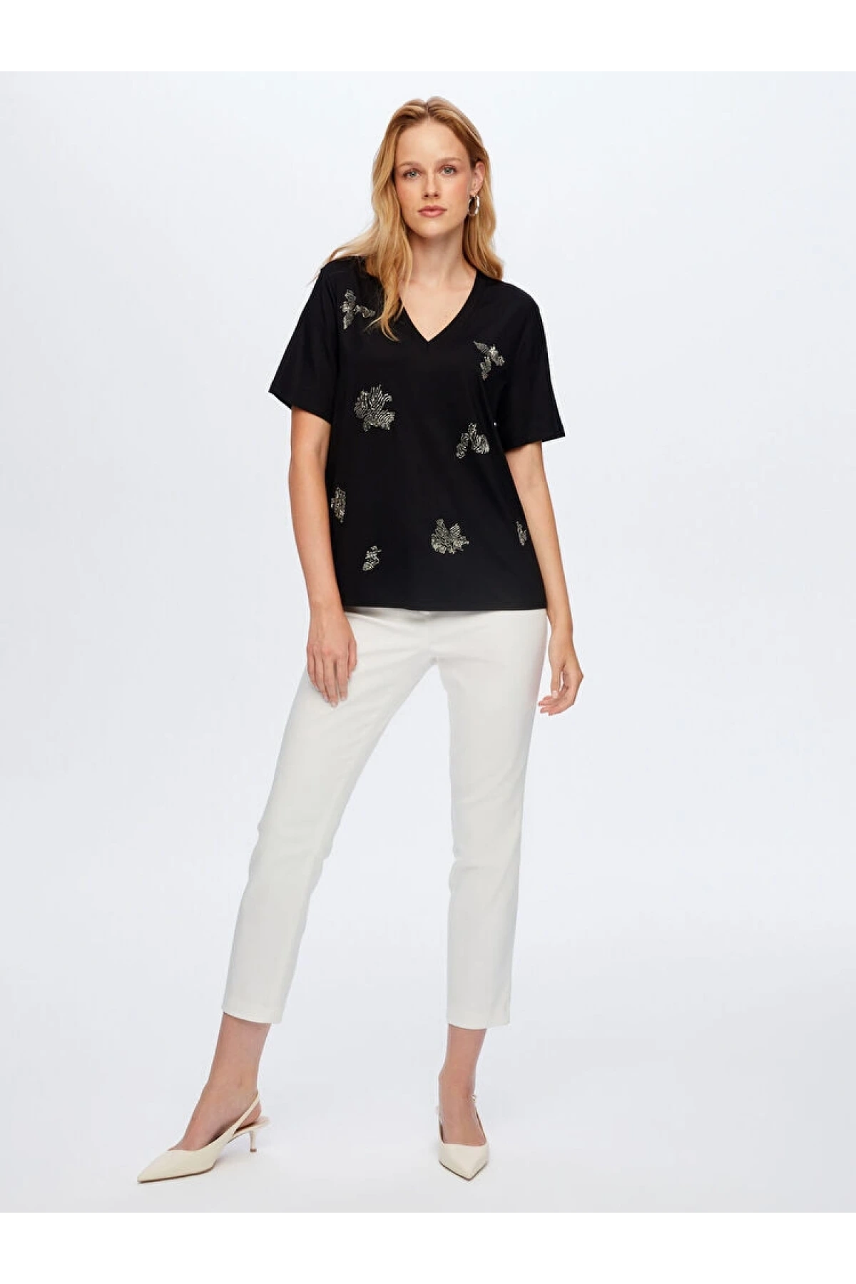 Faik Sönmez Kadın Önü Boncuk İşi Nakışlı V Yaka Siyah T-Shirt UW26TSH059