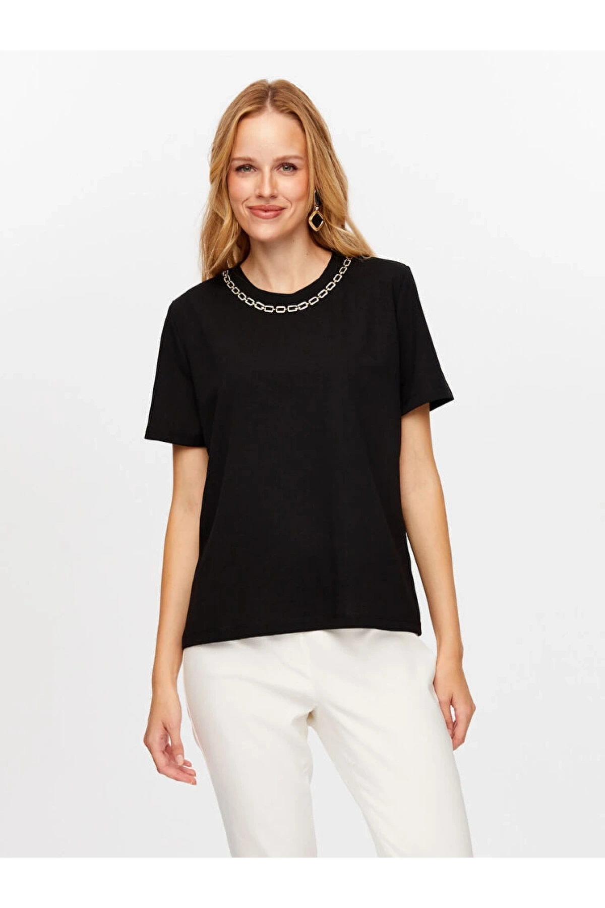 Faik Sönmez Kadın Yakası Zincir Şerit Detaylı Yuvarlak Yaka Kısa Kol Siyah T-Shirt UW26TSH062