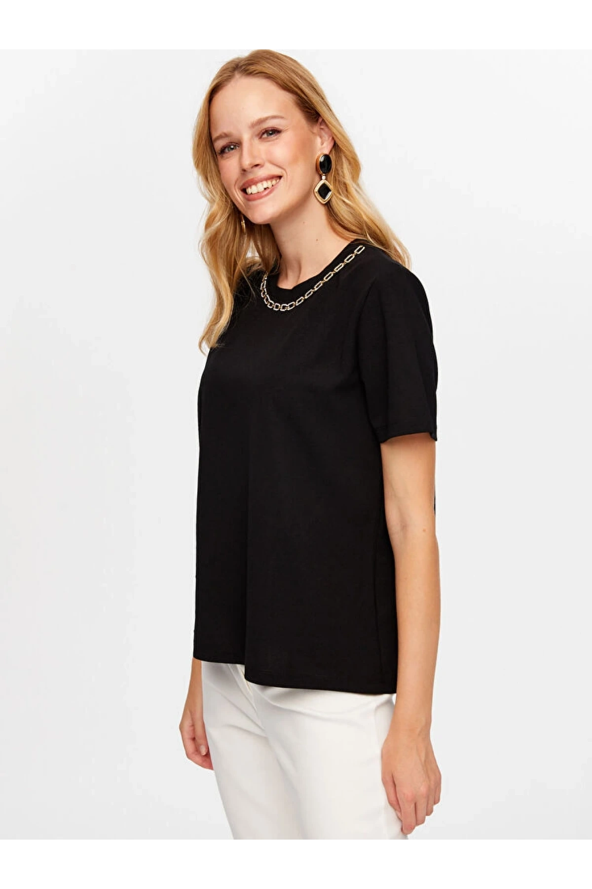 Faik Sönmez Kadın Yakası Zincir Şerit Detaylı Yuvarlak Yaka Kısa Kol Siyah T-Shirt UW26TSH062