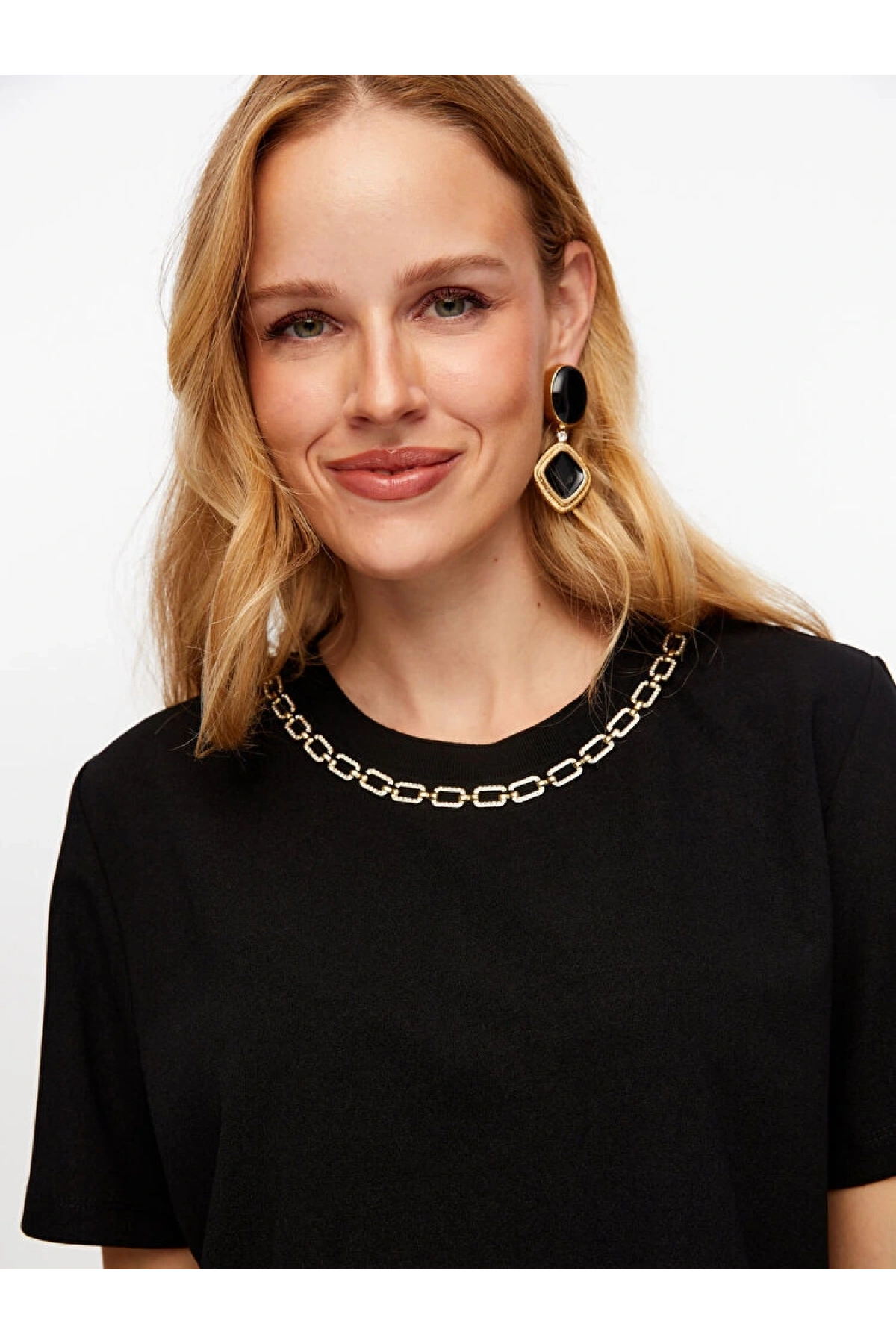 Faik Sönmez Kadın Yakası Zincir Şerit Detaylı Yuvarlak Yaka Kısa Kol Siyah T-Shirt UW26TSH062