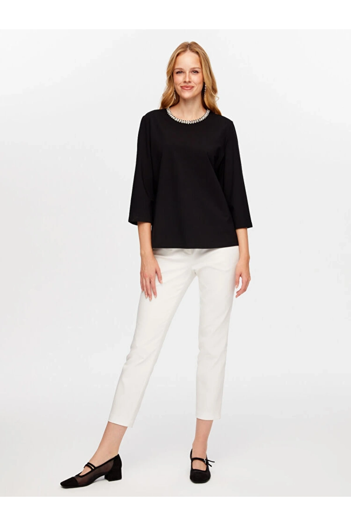Faik Sönmez Kadın Yakası Taşlı Yuvarlak Yaka Siyah T-Shirt UW26TSH072