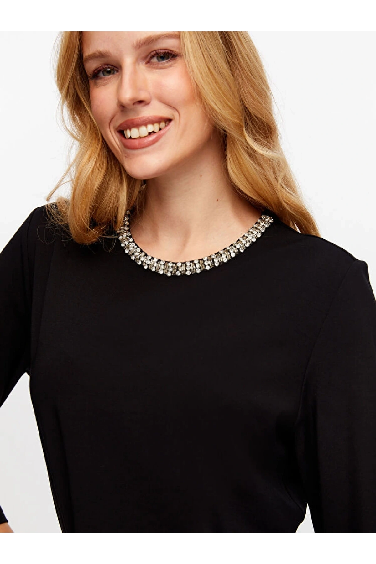 Faik Sönmez Kadın Yakası Taşlı Yuvarlak Yaka Siyah T-Shirt UW26TSH072