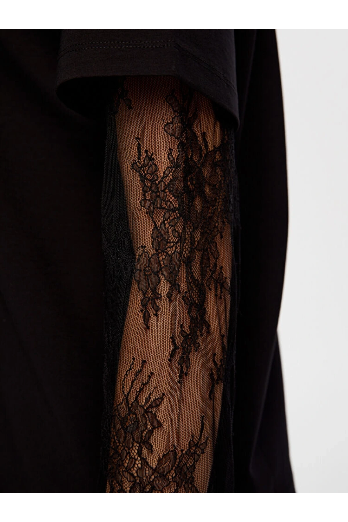 Faik Sönmez Kadın Kolları Dantel Garnili Yuvarlak Yaka Siyah T-Shirt UW26TSH071