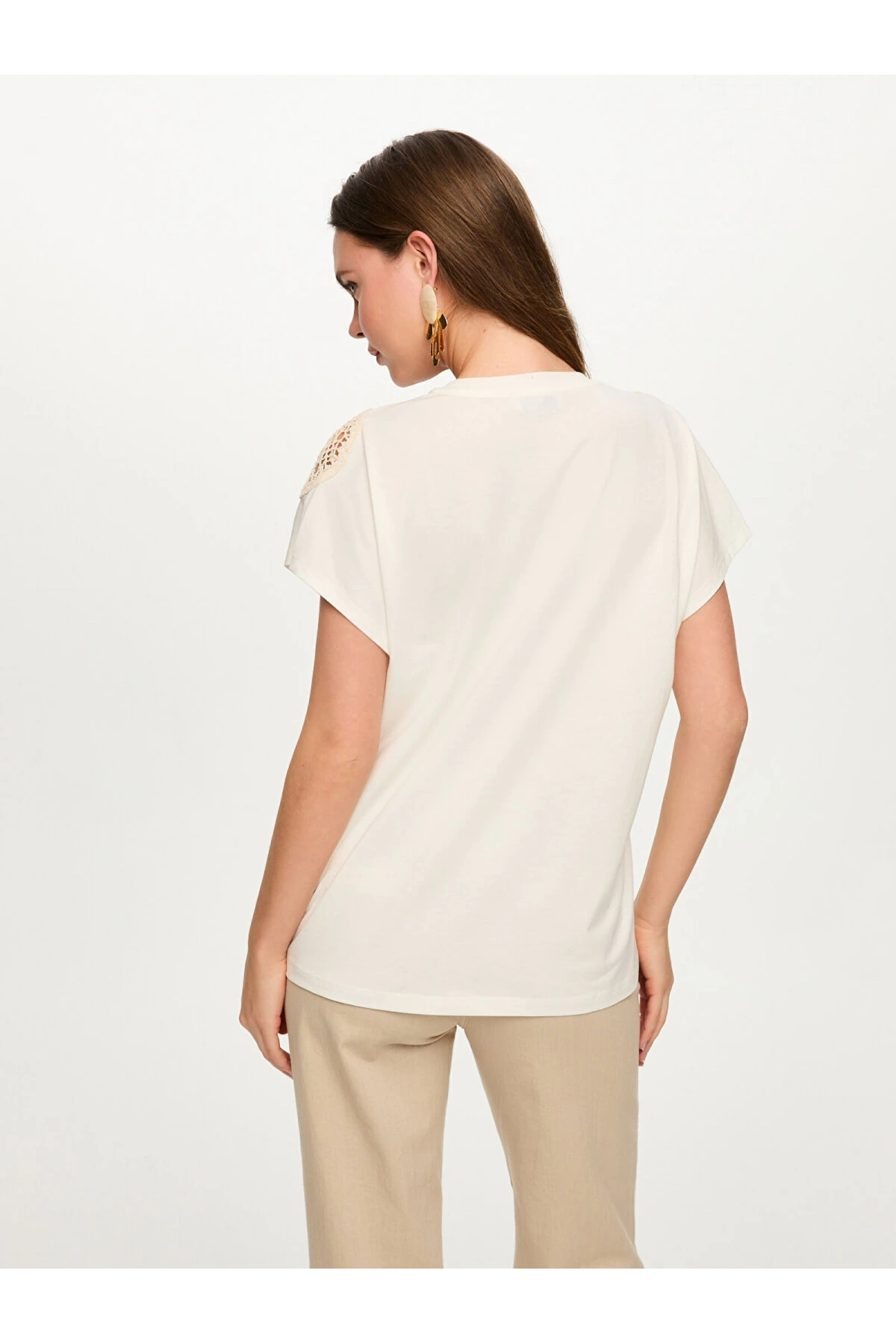 Faik Sönmez Kroşe Aplike Detaylı Yuvarlak Yaka T-Shirt US26TSH086