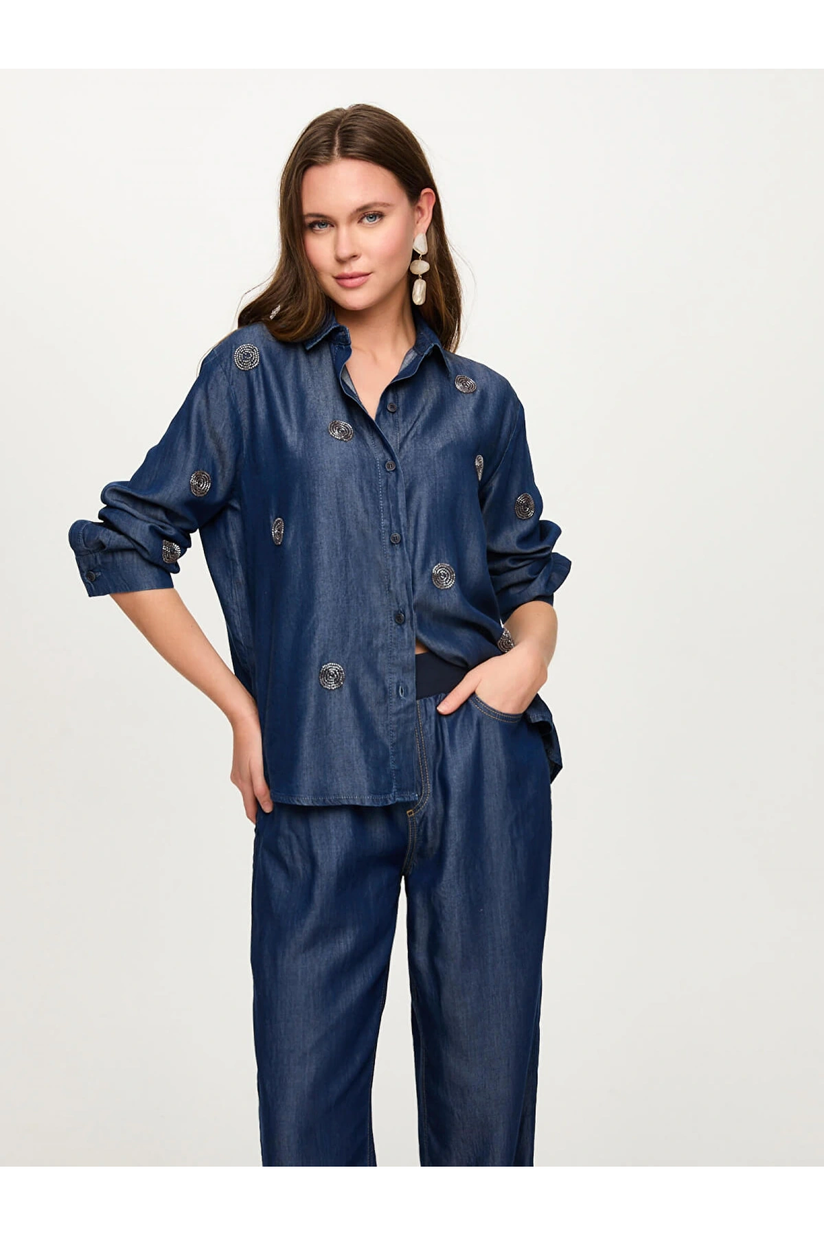 Faik Sönmez Boncuk Nakış Detaylı Lyocelli Jean Gömlek US26JGM003