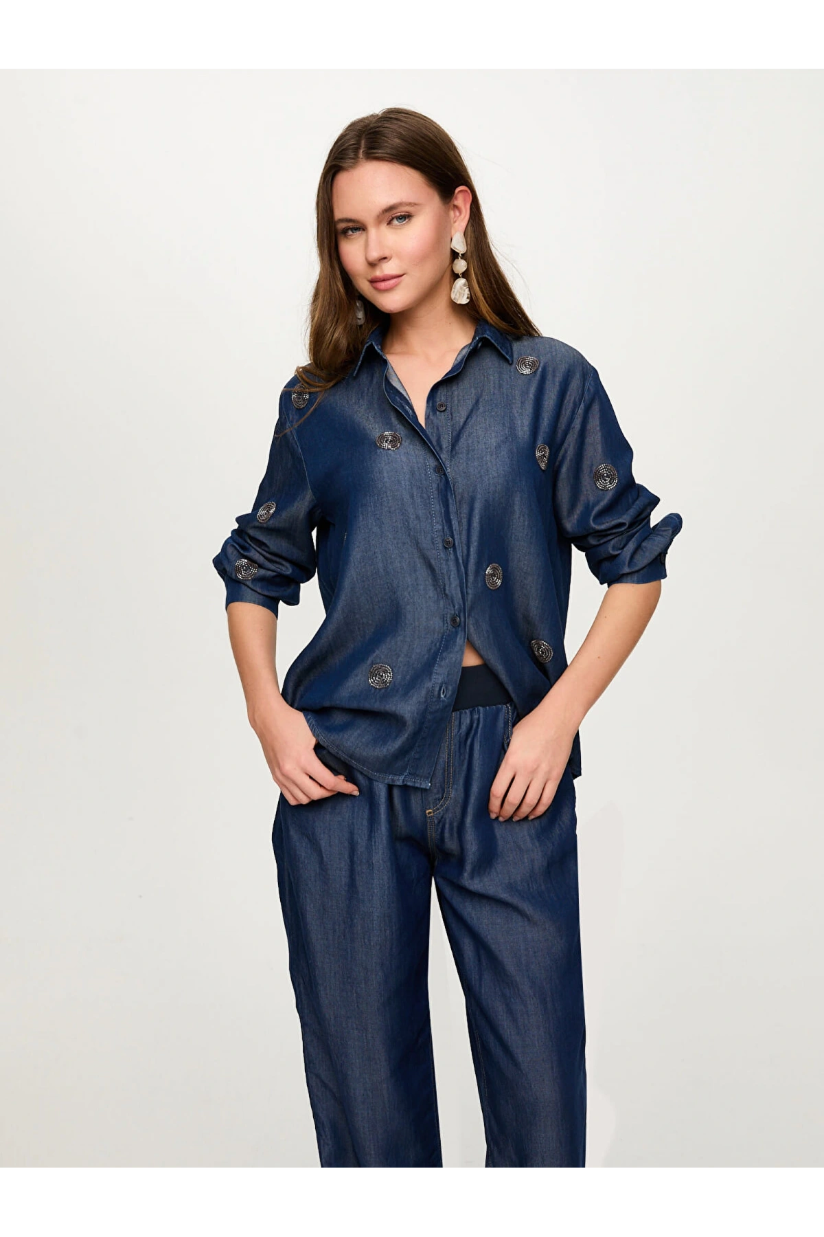 Faik Sönmez Boncuk Nakış Detaylı Lyocelli Jean Gömlek US26JGM003
