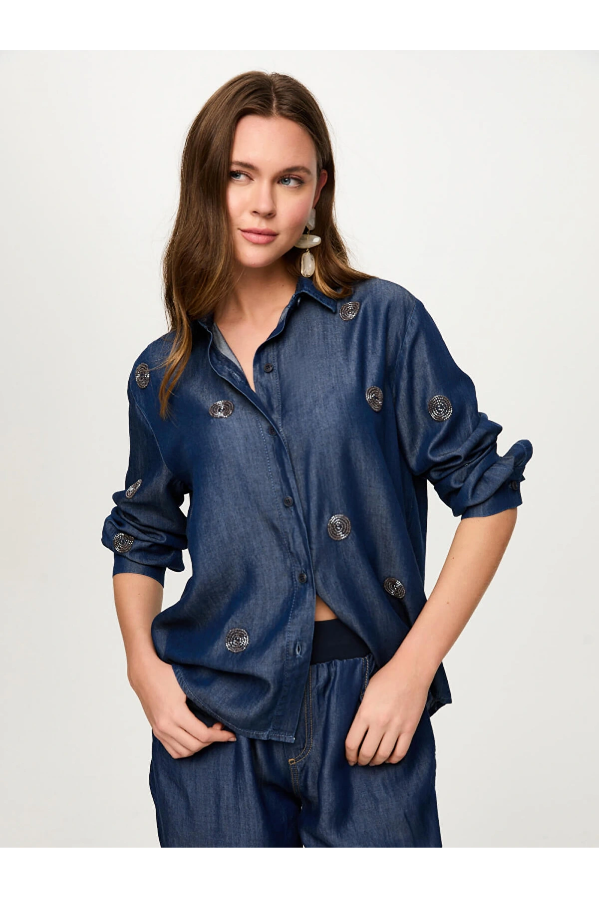 Faik Sönmez Boncuk Nakış Detaylı Lyocelli Jean Gömlek US26JGM003