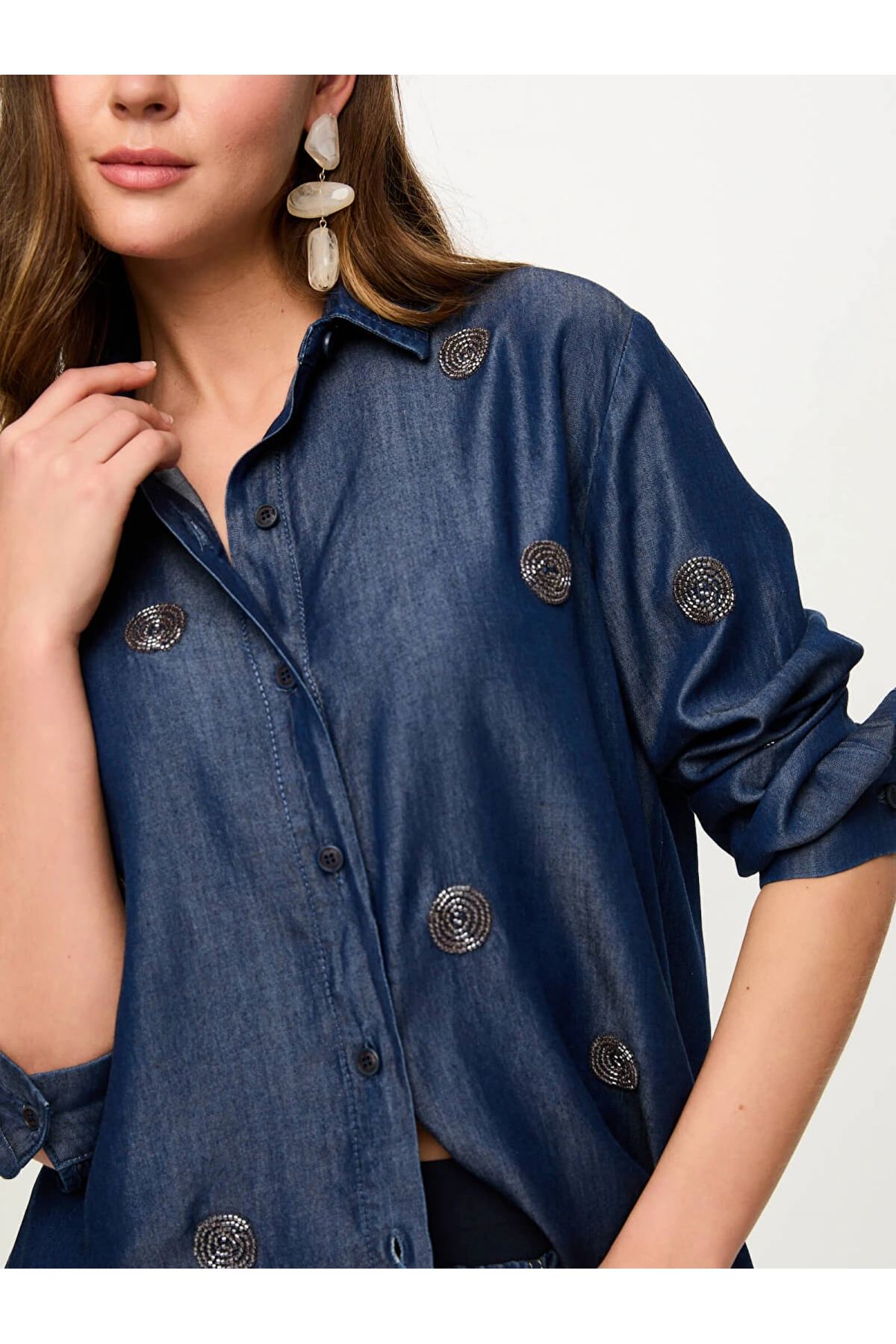 Faik Sönmez Boncuk Nakış Detaylı Lyocelli Jean Gömlek US26JGM003