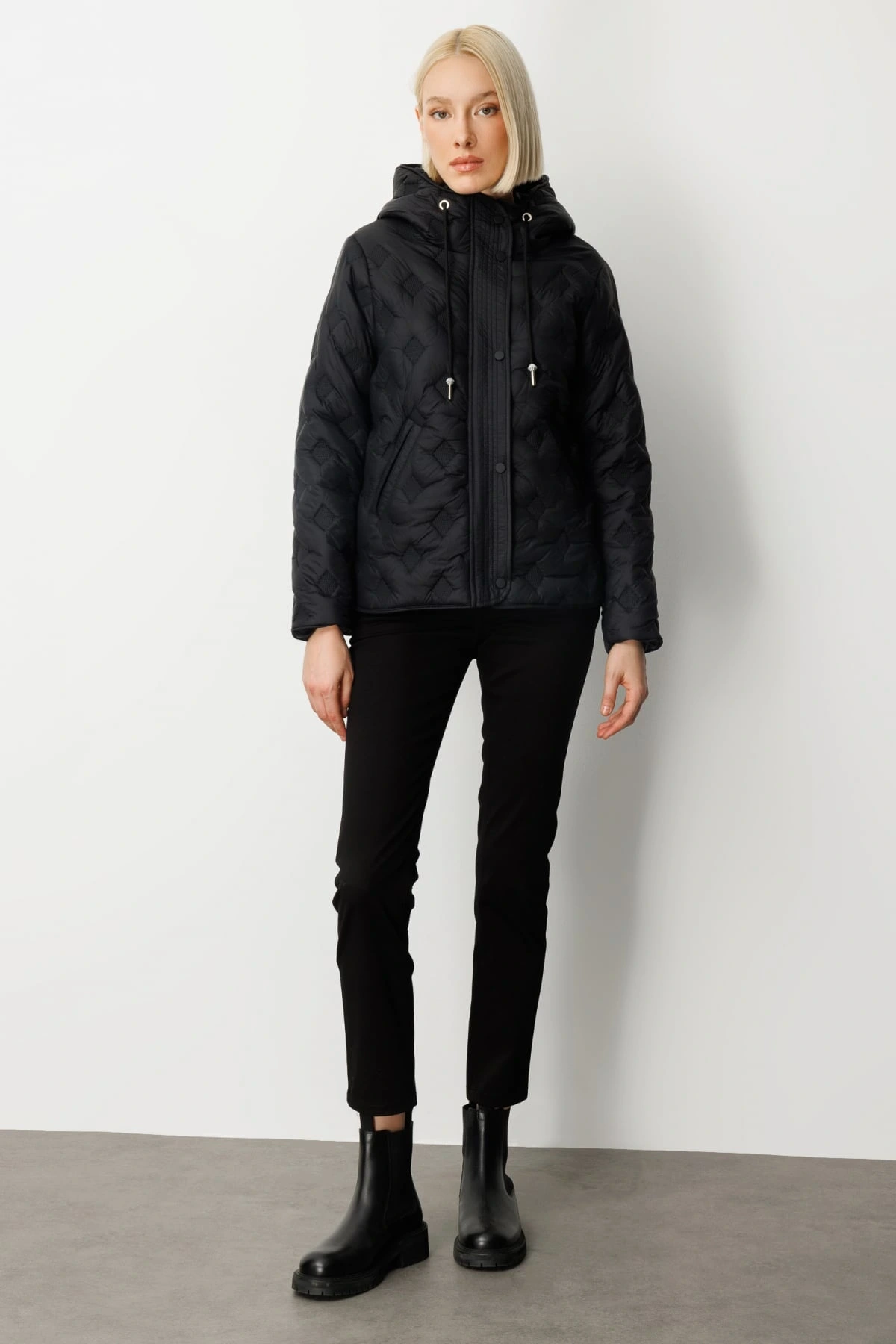 Ekol Kadın Kapüşonlu Siyah Şişme Manto 06601