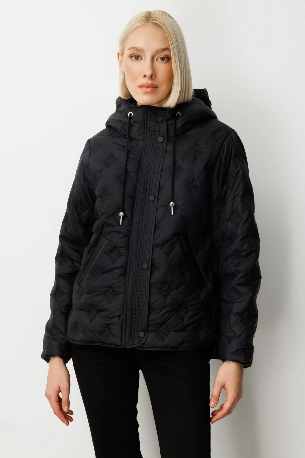 Ekol Kadın Kapüşonlu Siyah Şişme Manto 06601