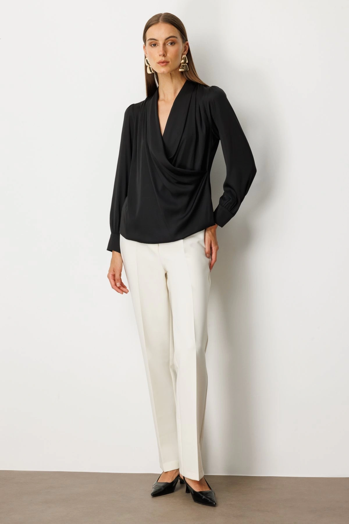 Ekol Kruvaze Yaka Önü Pileli Siyah Kadın Bluz 03007