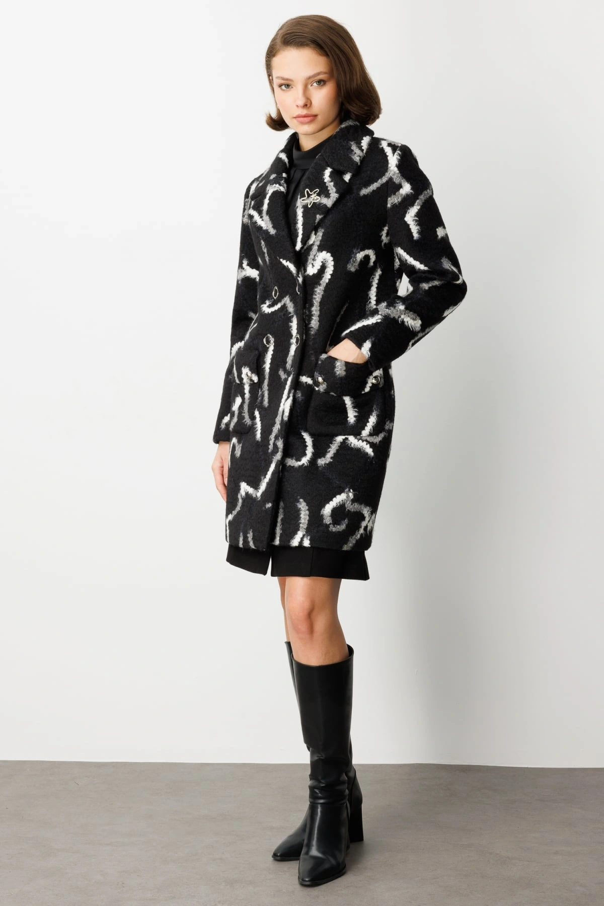 Ekol Yakası Broşlu Desenli Siyah Kadın Kaban 06007