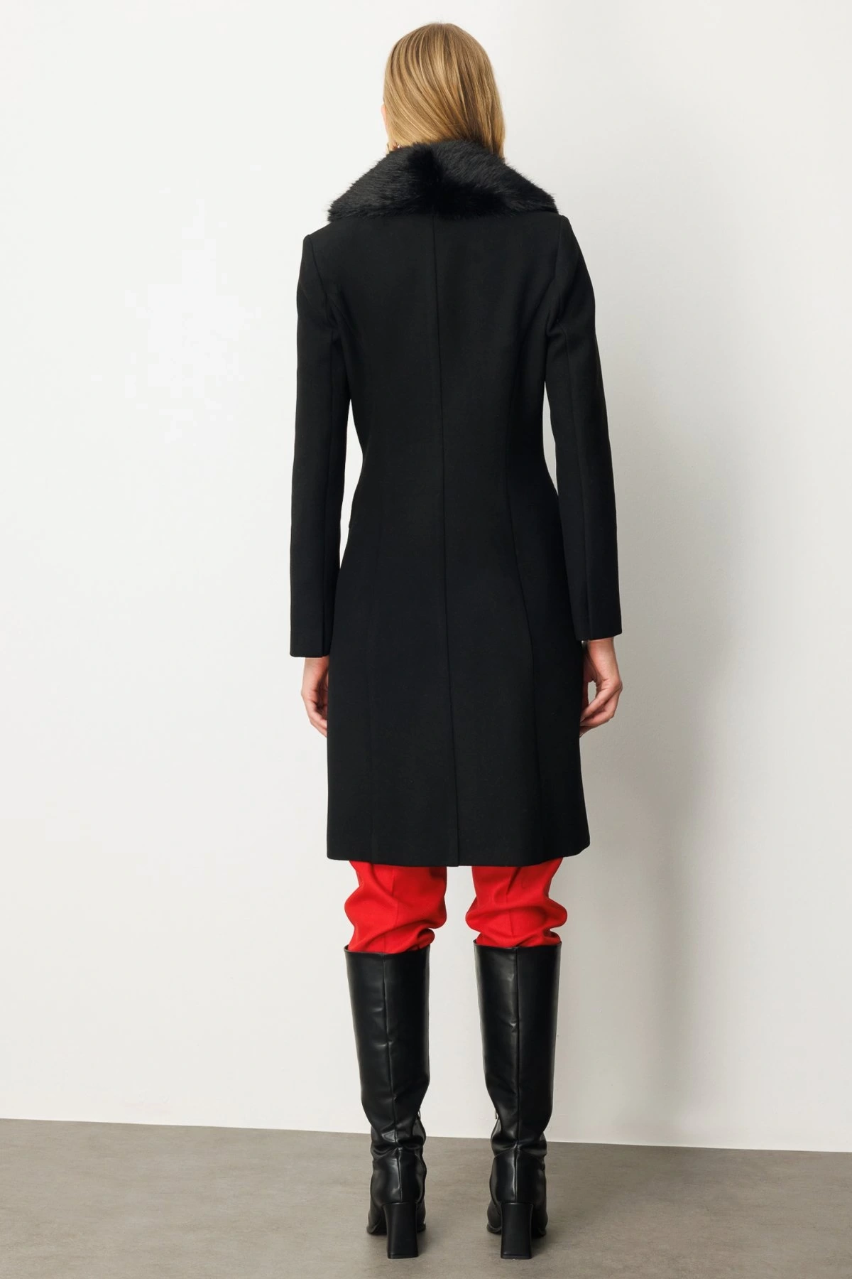 Ekol Yakası Kürklü Siyah Kadın Manto 06065