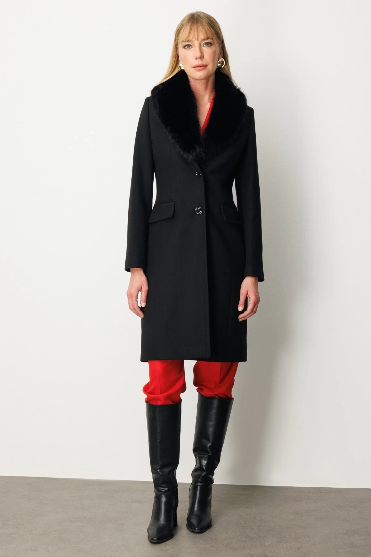 Ekol Yakası Kürklü Siyah Kadın Manto 06065