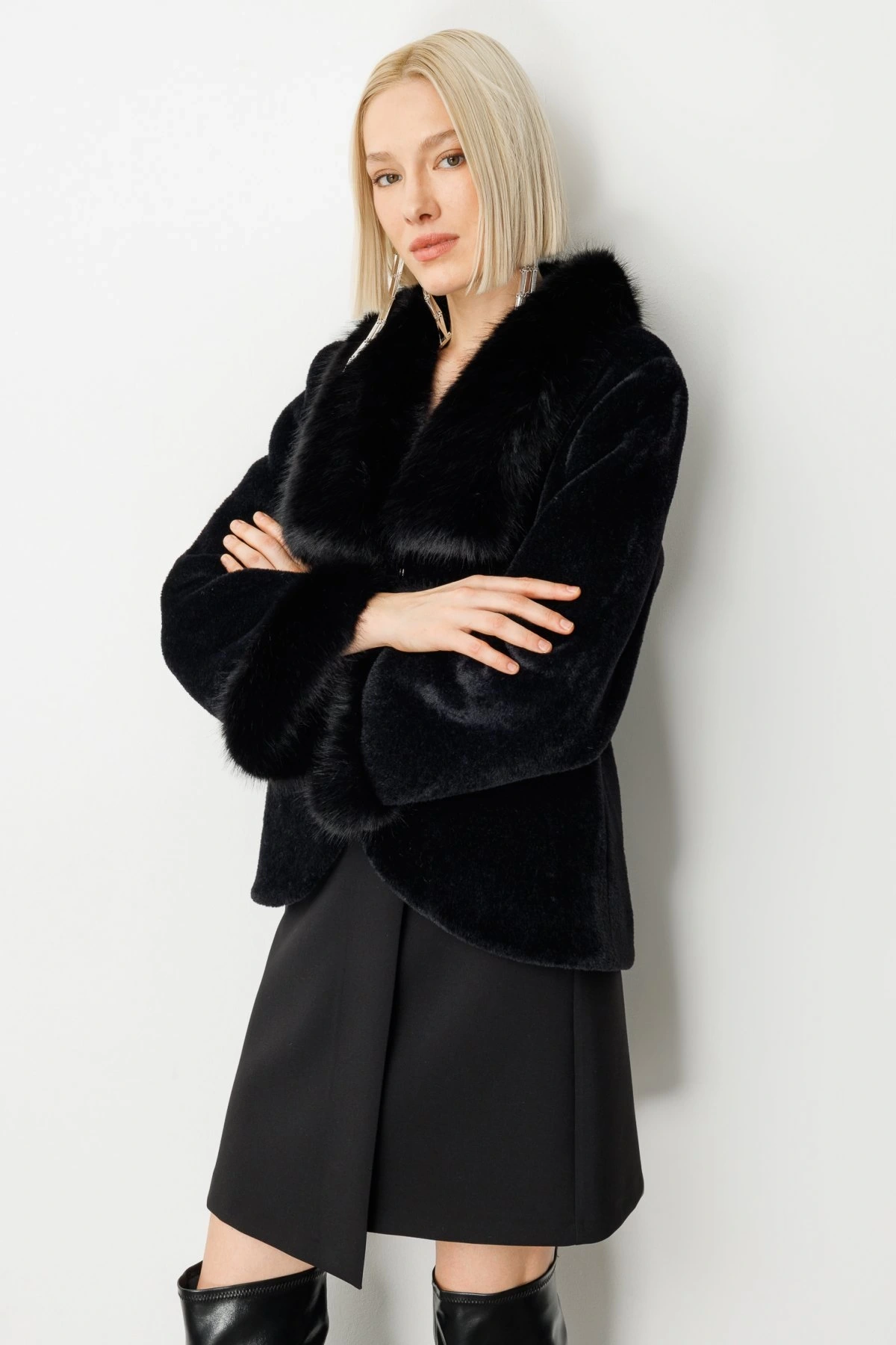 Ekol Yakası Kürklü Peluş Siyah Kadın Manto 06027