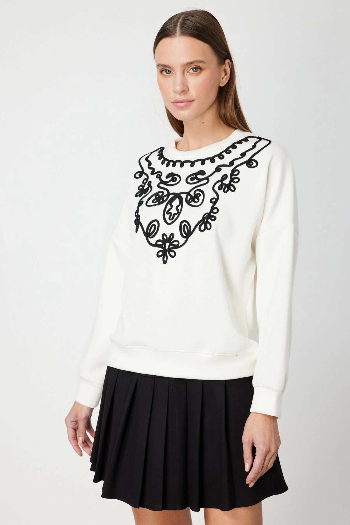 On Fashion Kadın Yakası İşlemeli Ekru Sweatshirt 66357