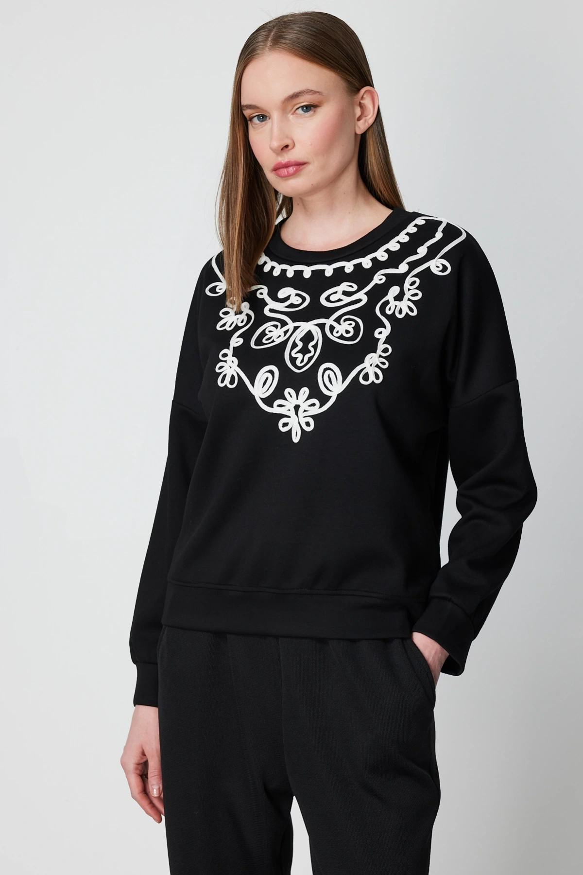 On Fashion Kadın Yakası İşlemeli Siyah Sweatshirt 66357