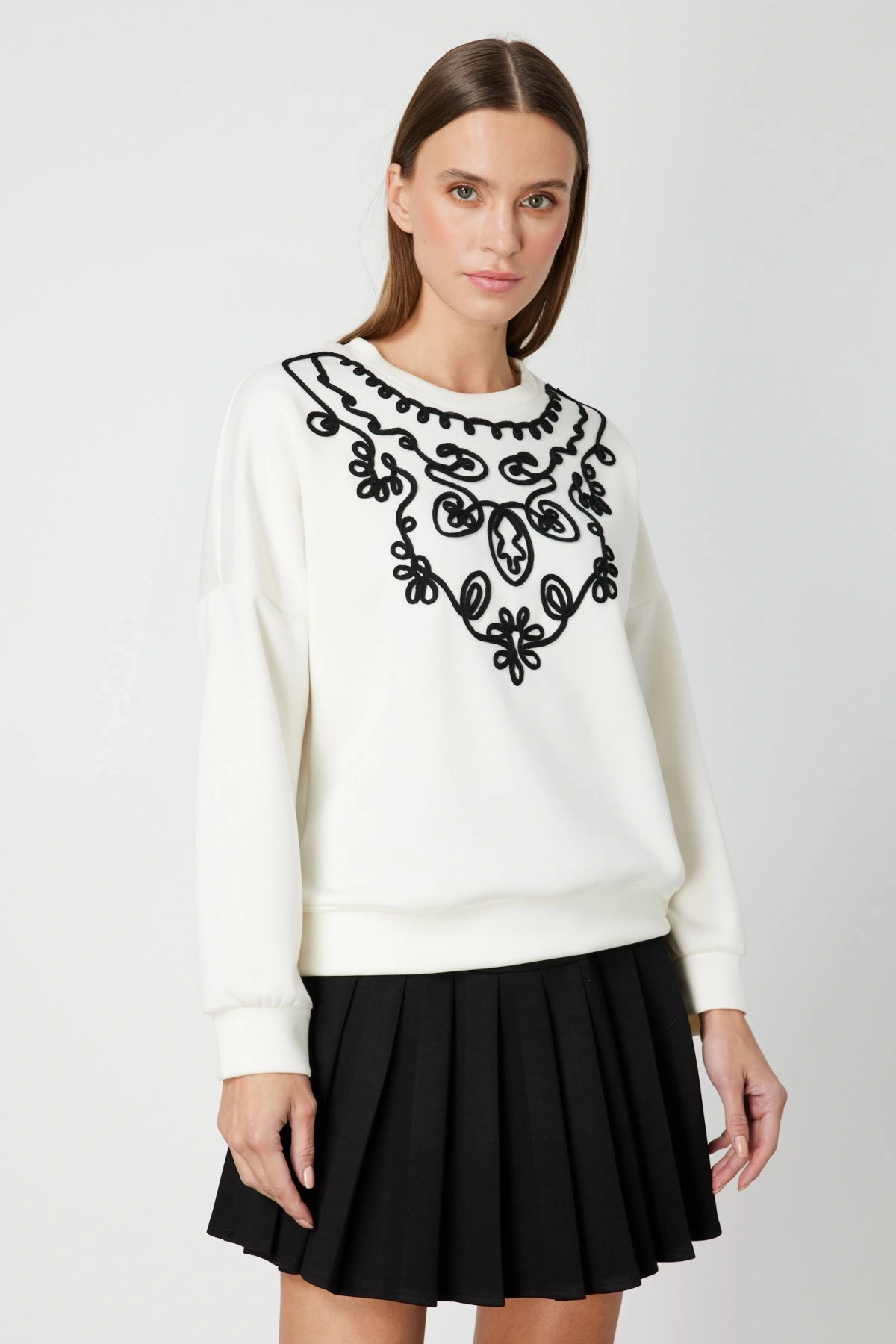 On Fashion Kadın Yakası İşlemeli Ekru Sweatshirt 66357