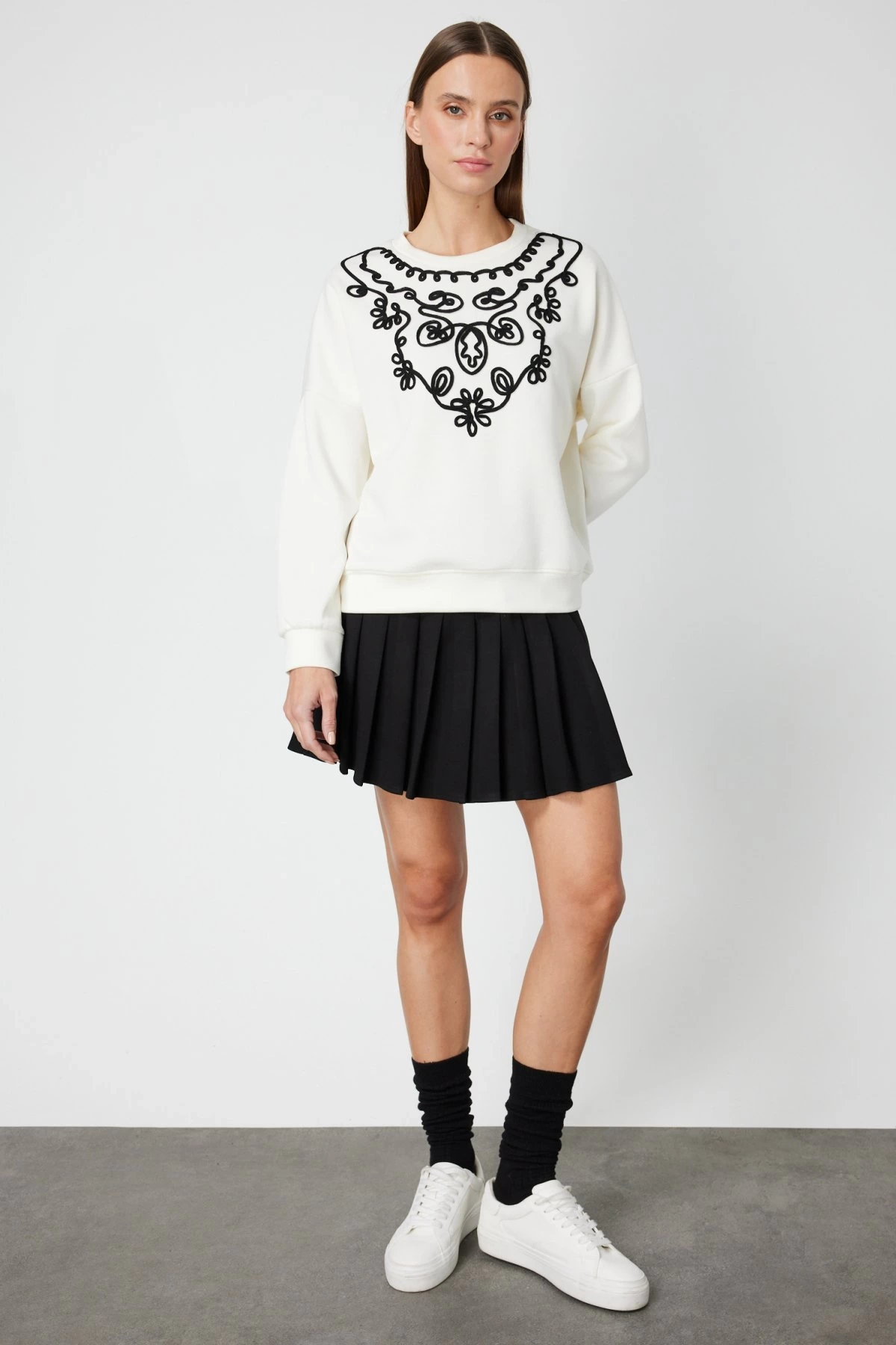 On Fashion Kadın Yakası İşlemeli Ekru Sweatshirt 66357