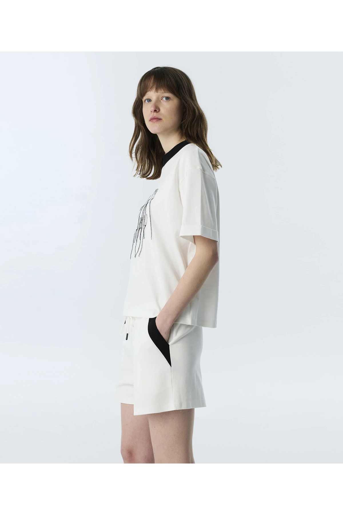 Twist Kontrast Nakışlı Püsküllü T-Shirt TS1260070136