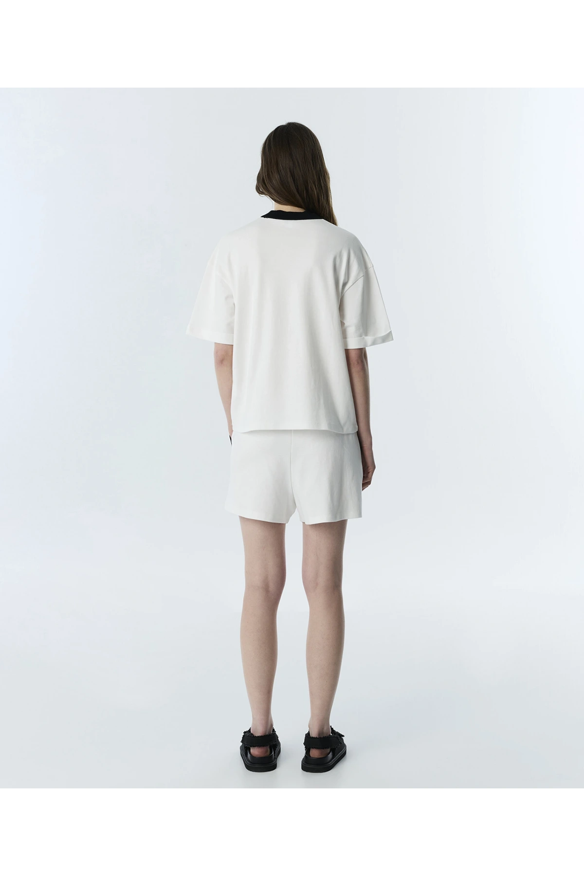Twist Kontrast Nakışlı Püsküllü T-Shirt TS1260070136