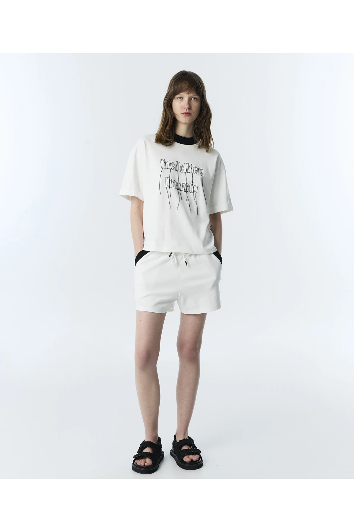 Twist Kontrast Nakışlı Püsküllü T-Shirt TS1260070136