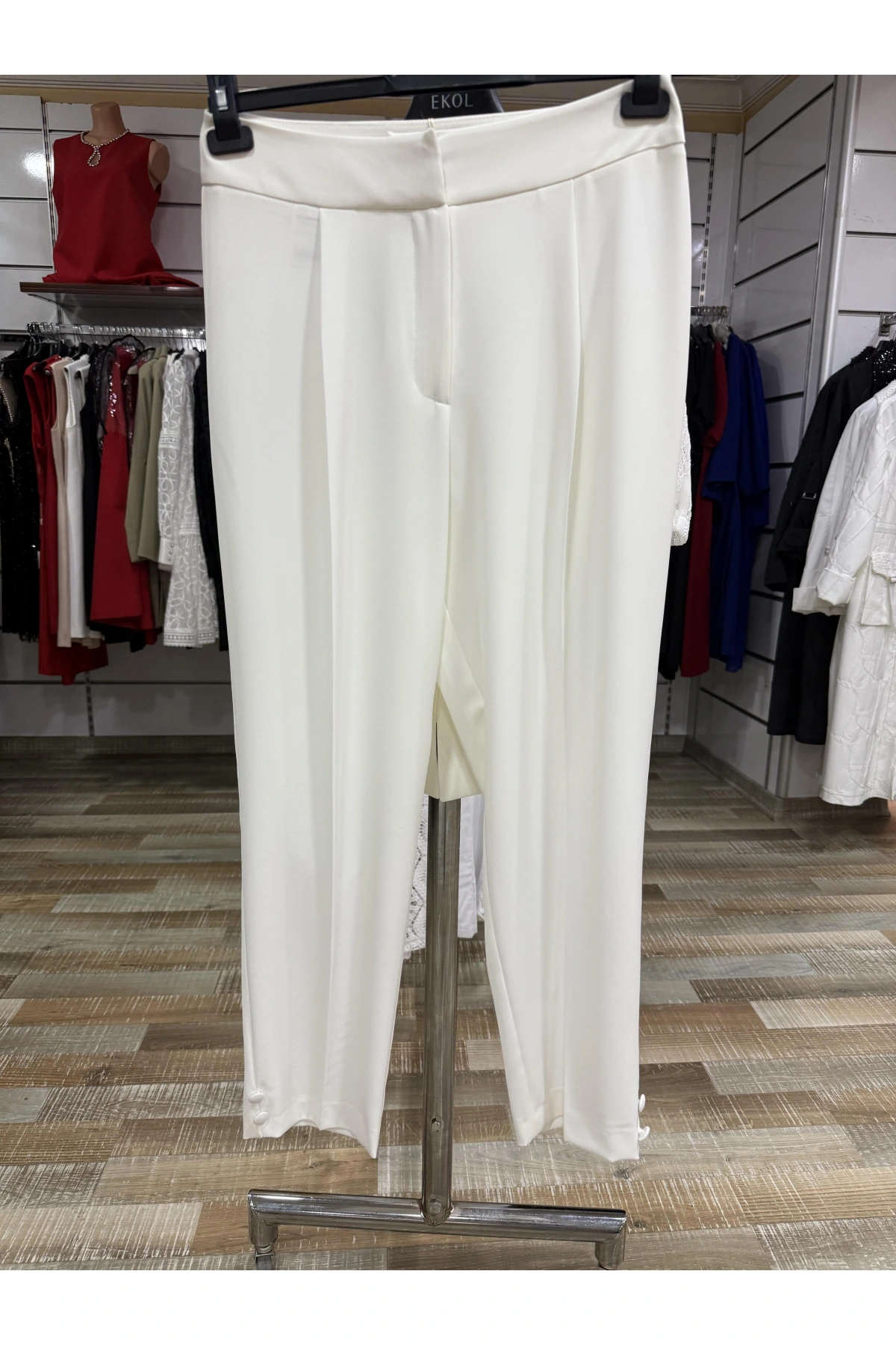 Ekol Paçası Düğme Detaylı Cepsiz Pantolon 04044