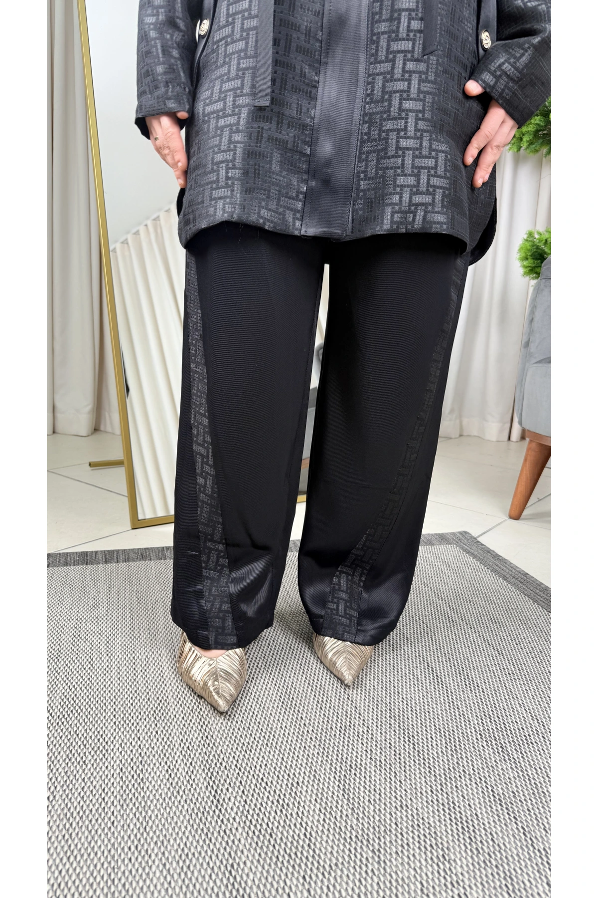 Ghisa Gold Düğmeli Kendinden Desenli Kadın Siyah Takım 26KGSTKM3201