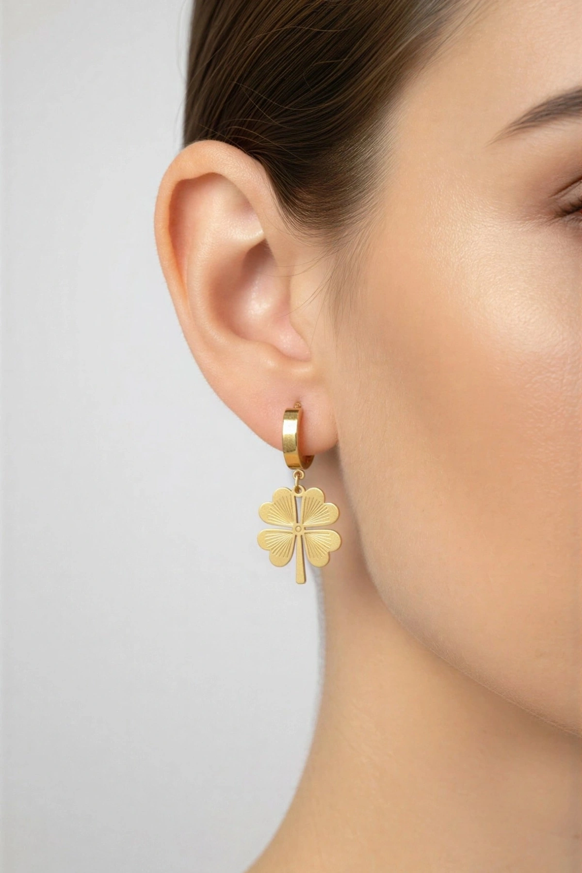 Çizgili Yonca Model Gold Altın Kaplama Çelik Küpe