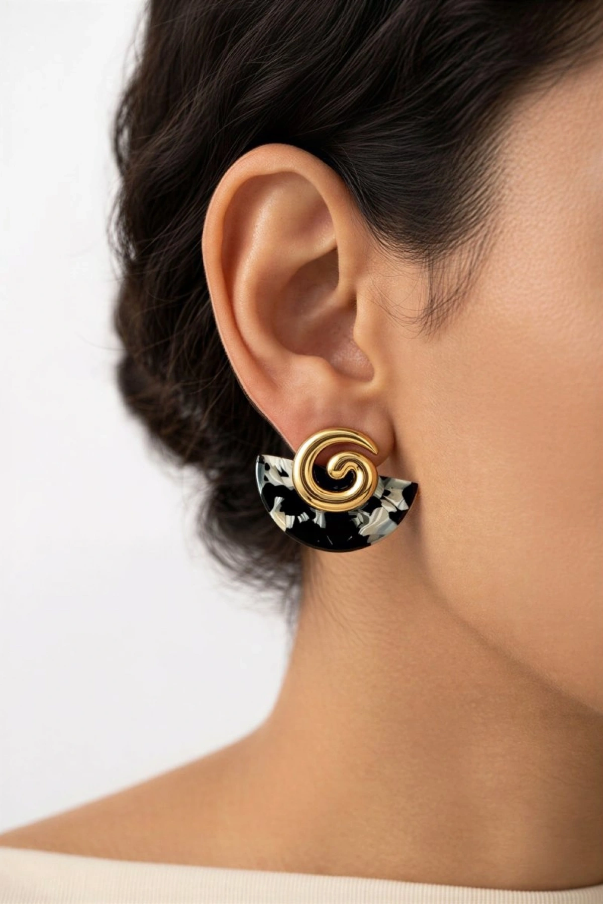 Yarım Siyah Halka Model Gold Altın Kaplama Küpe