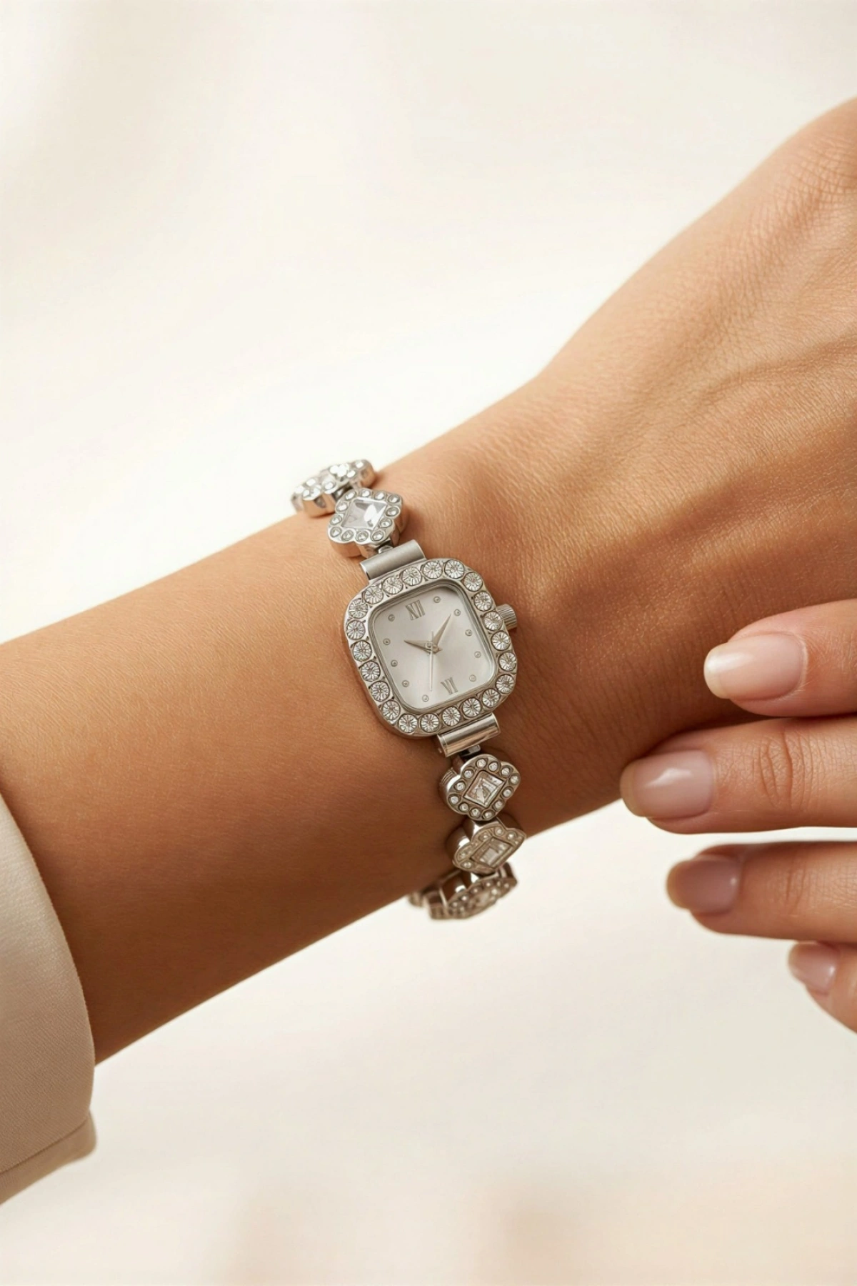 Metal Kordon Taşlı Yonca Beyaz Kadın Kol Saati
