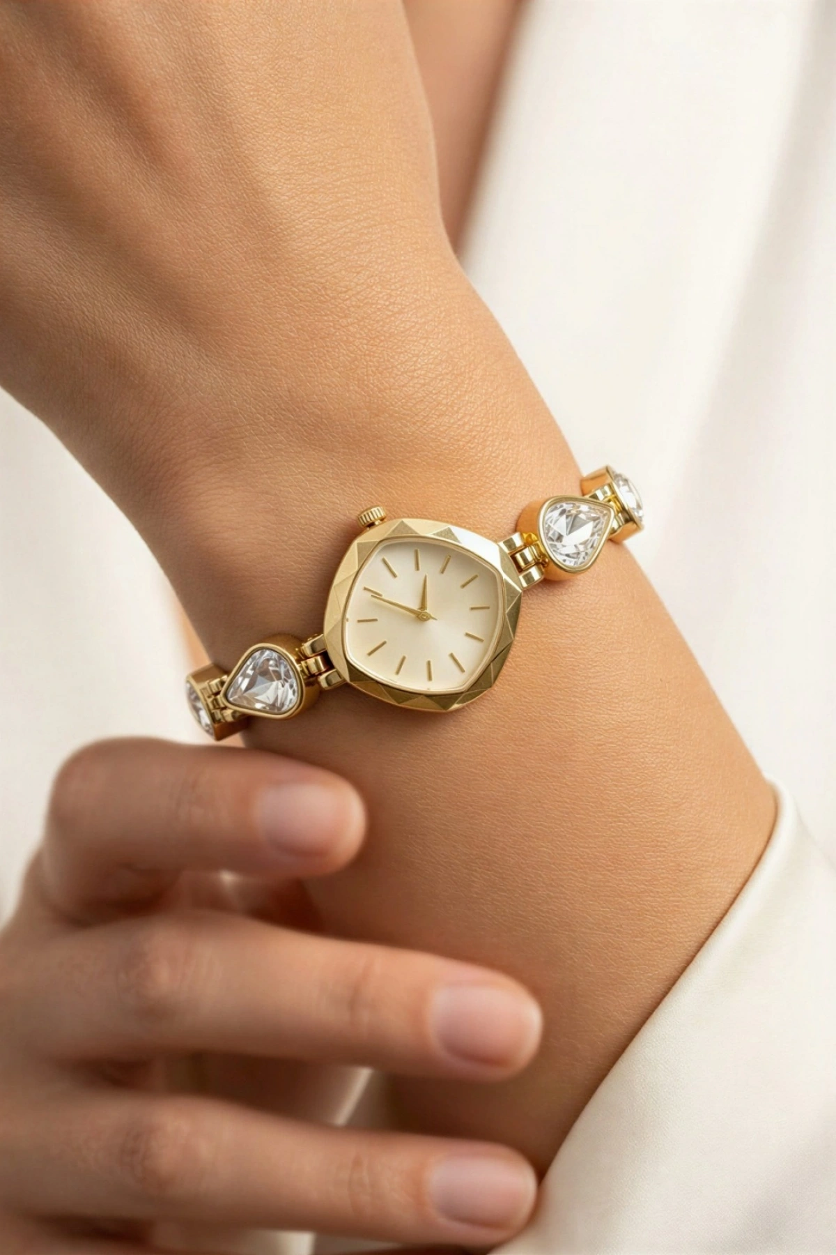 Damla Gold Kordon Dörtgen Beyaz Kadran Model Kadın Kol Saati