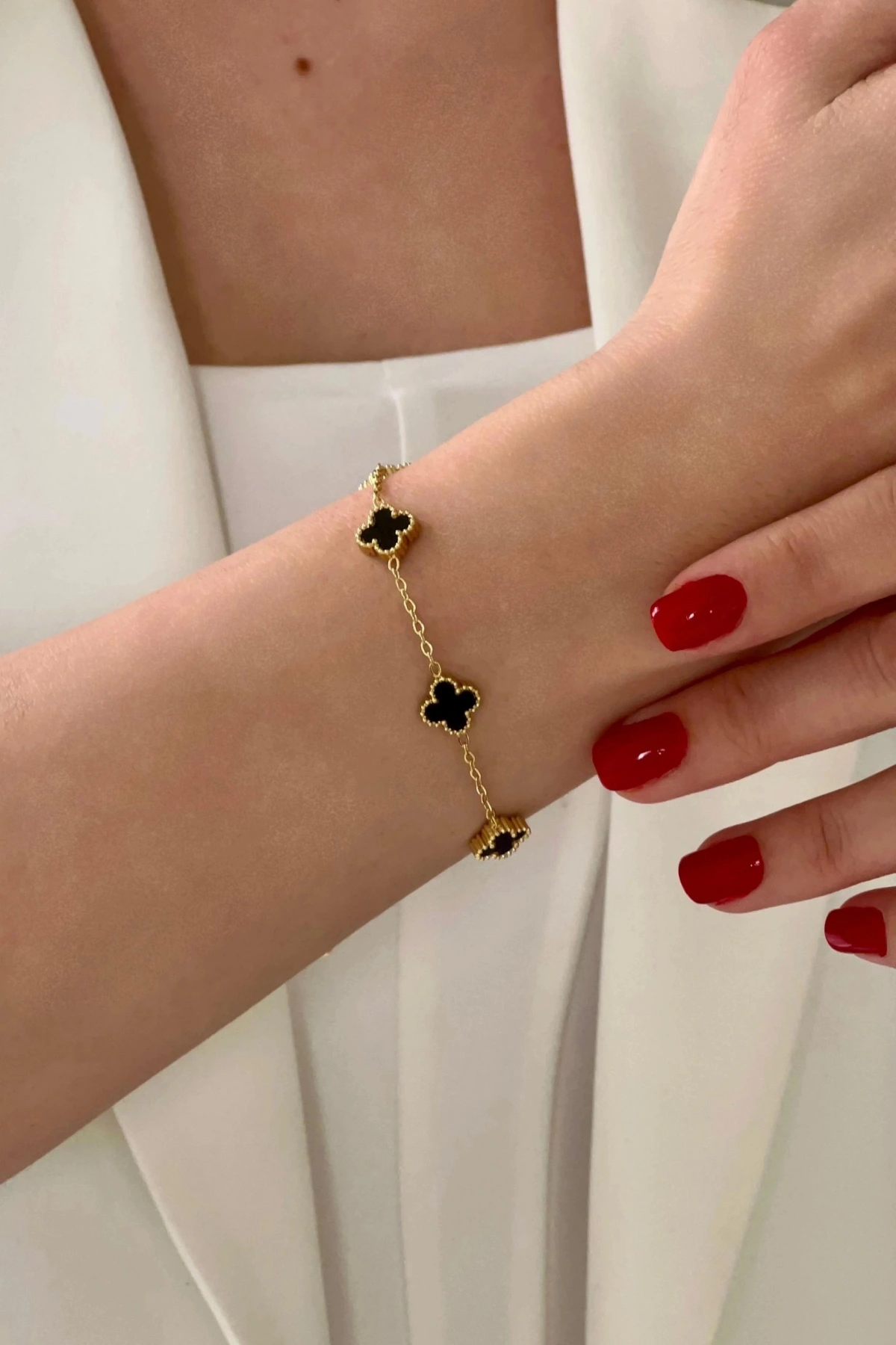 Siyah Desenli Yonca Detay Gold Altın Kaplama Çelik Bileklik