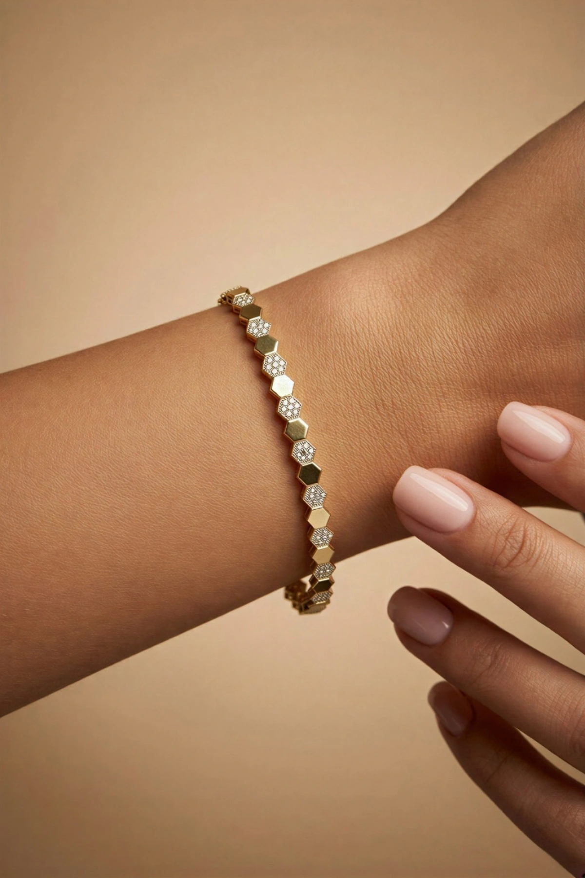 Yarı Taşlı Altıgen Model Gold Altın Kaplama Bileklik