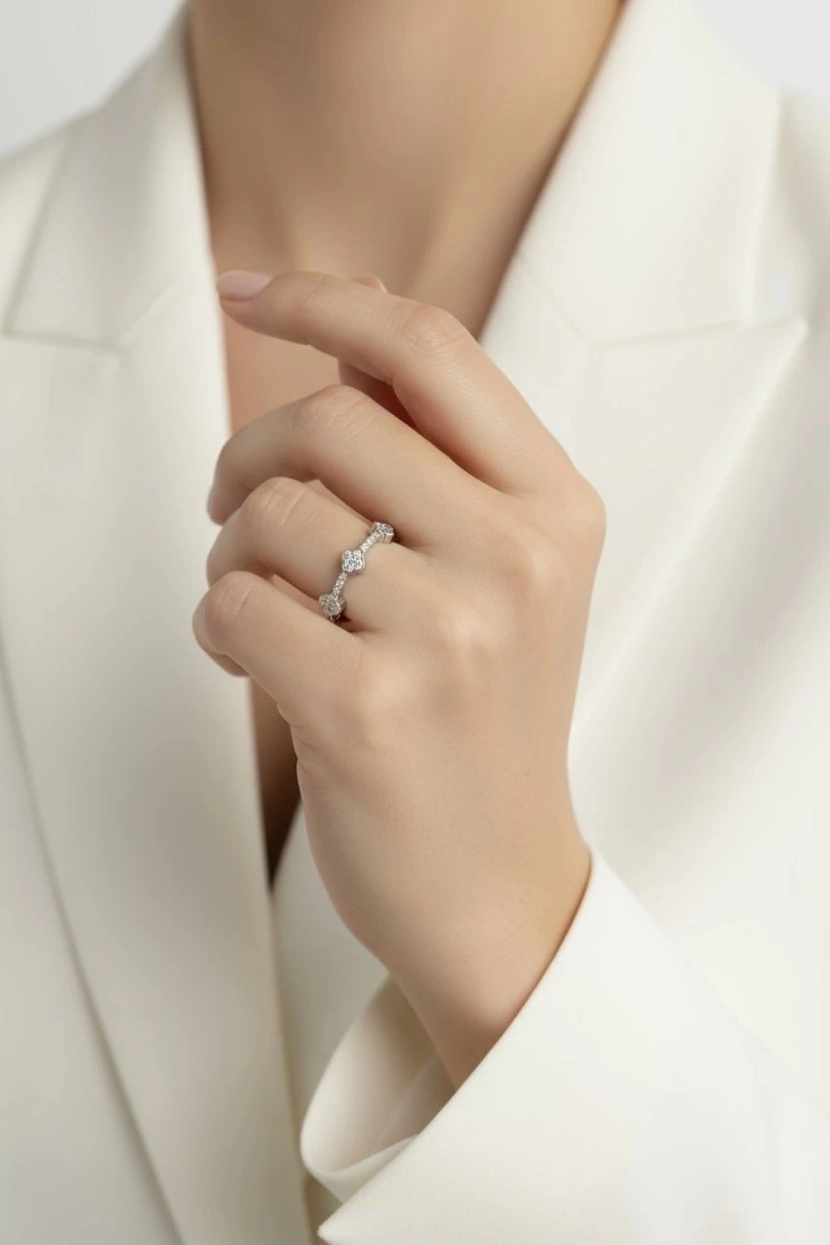 Sıra Taşlı Yonca Model Gold Beyaz Kaplama Yüzük