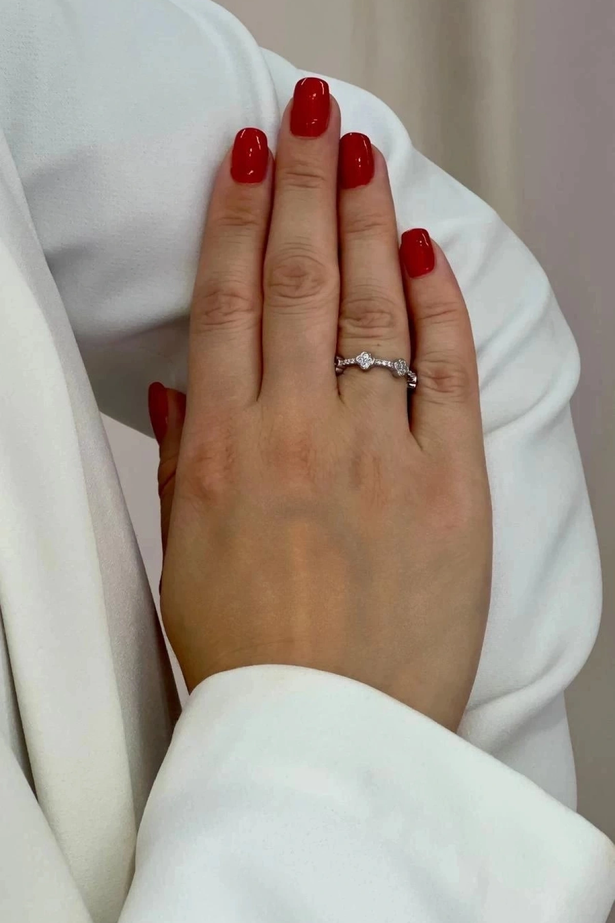 Sıra Taşlı Yonca Model Gold Beyaz Kaplama Yüzük