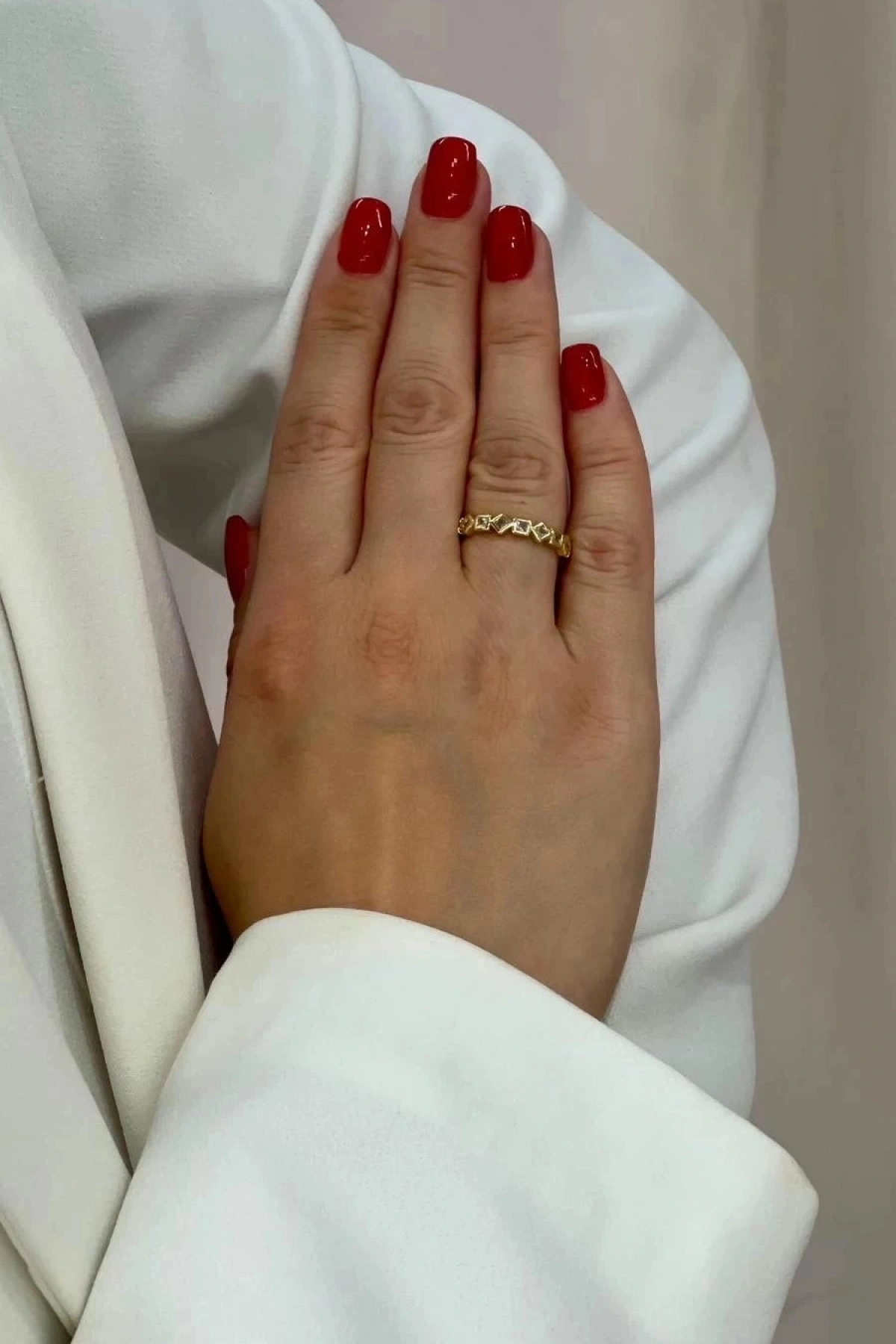 Sıra Taşlı Kare Model Gold Altın Kaplama Yüzük