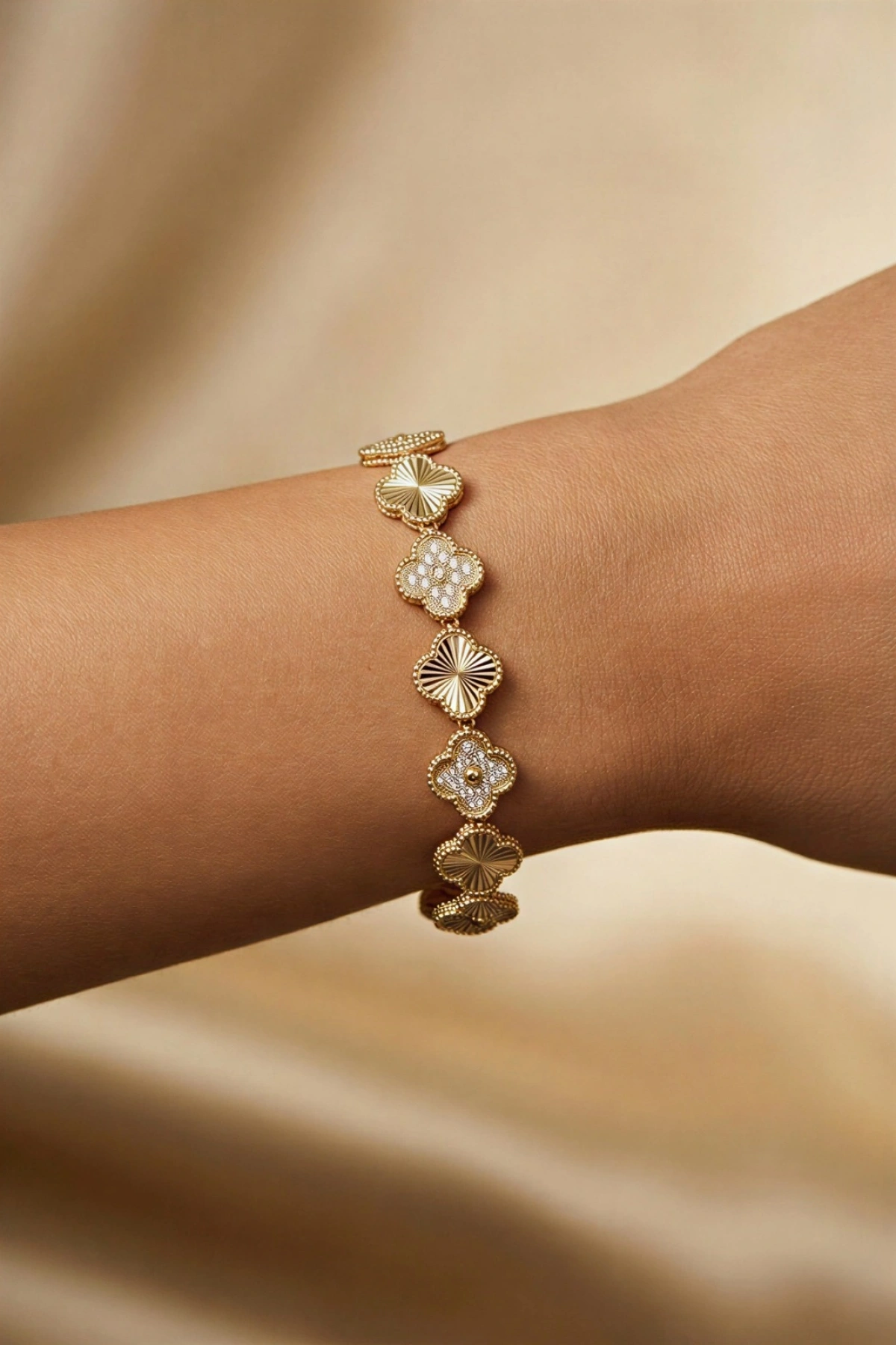 Taş Detay Sıra Yonca Model Gold Altın Kaplama Bileklik