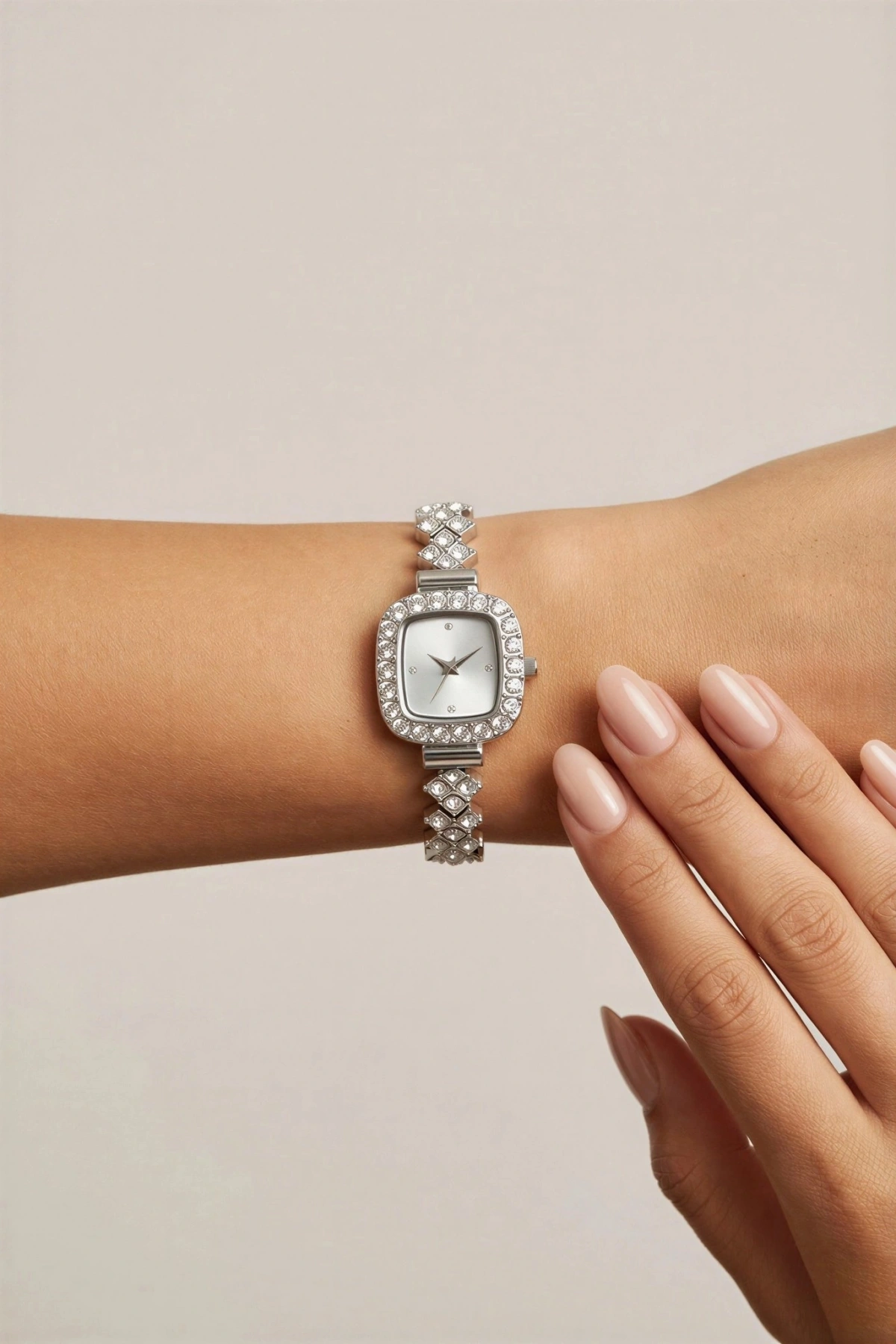 Yoncalı Taş Kordon Detay Beyaz Metal Kadın Kol Saati