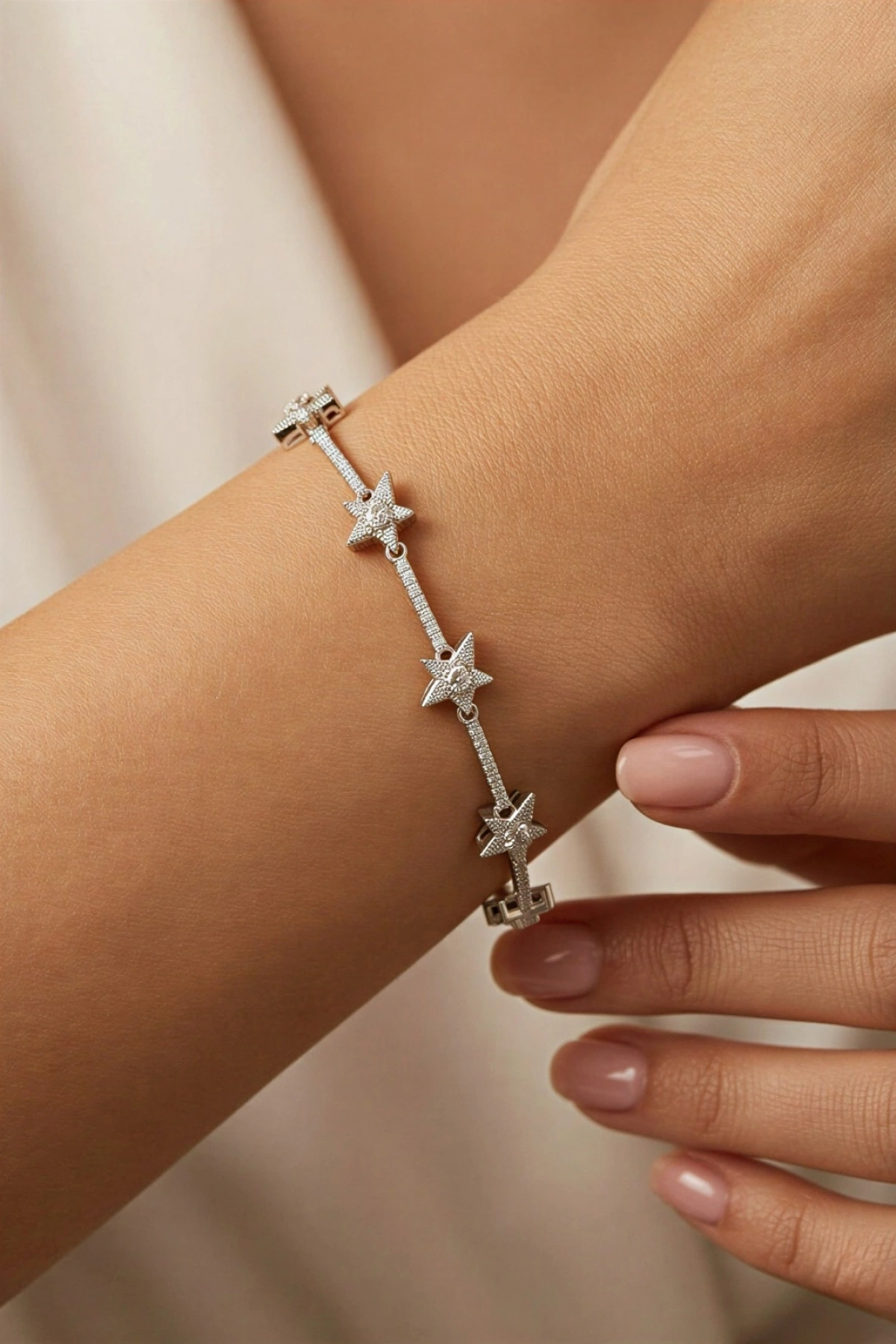 Su Yolu Model Yıldız Detay Beyaz Altın Kaplama Bileklik