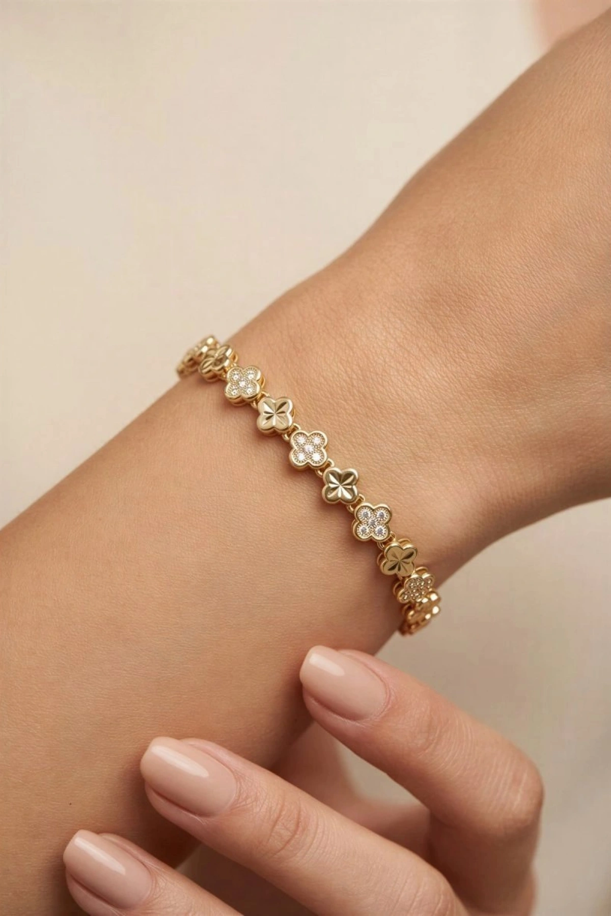 Minimal Yonca Model Taş Detay Gold Altın Kaplama Bileklik