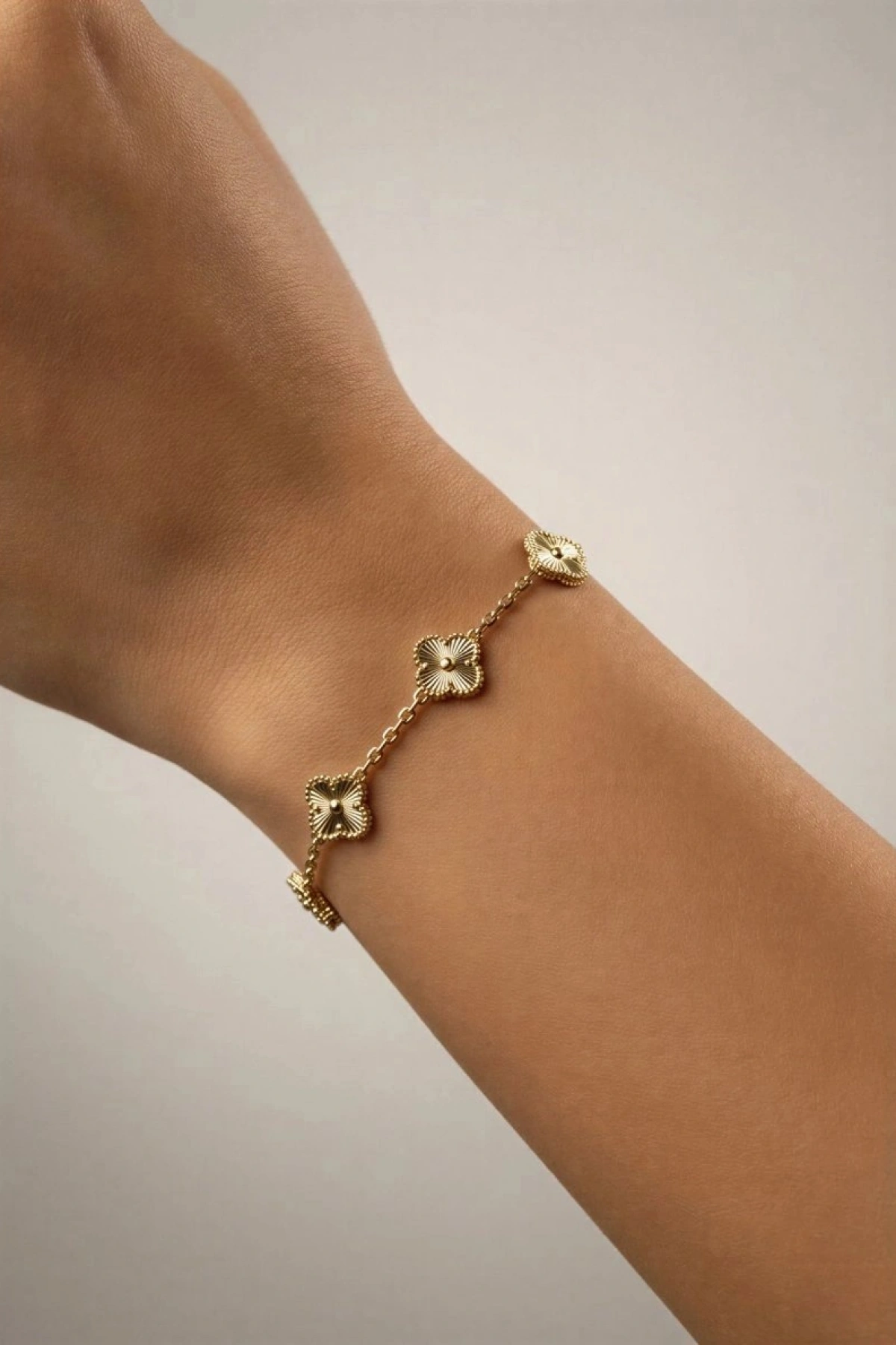 Çizgili Minimal Yonca Model Gold Altın Kaplama Bileklik